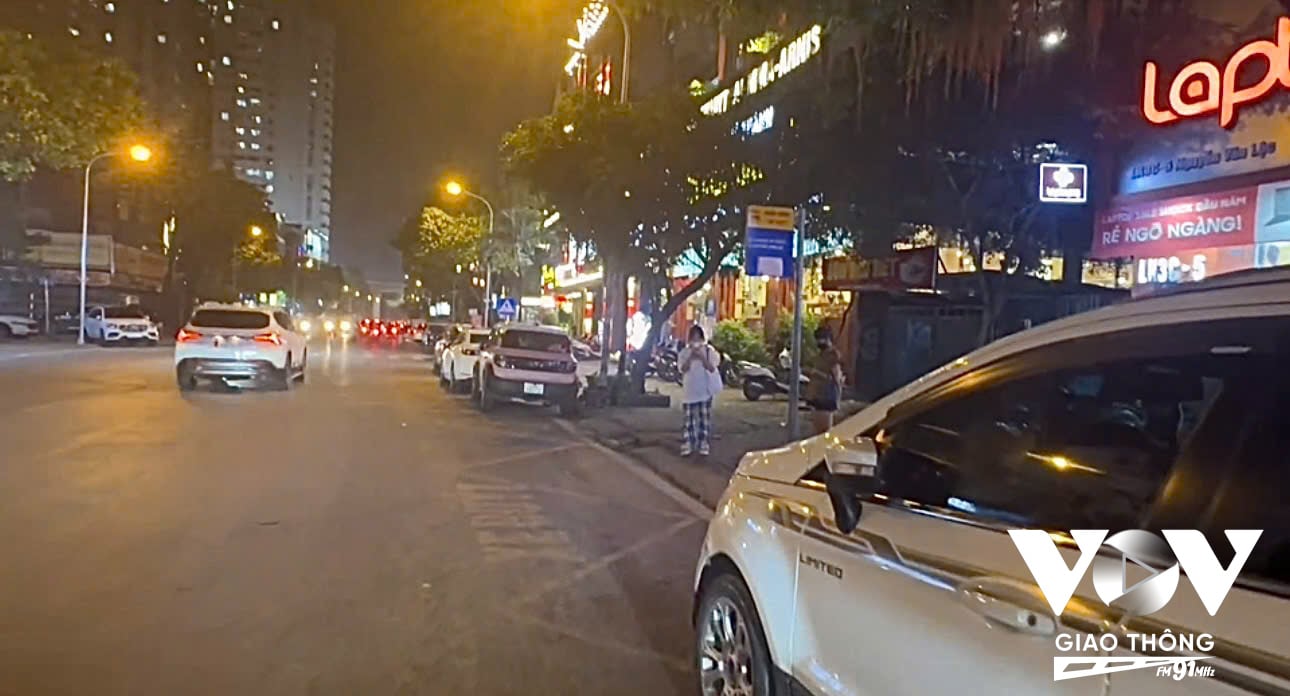 Đằng sau vẻ lung linh của phố ẩm thực Nguyễn Văn Lộ buổi tối, là một bức tranh lộn xộn và ngột ngạt