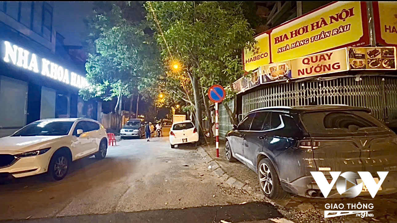 Trong các ngõ thường có biển cấm đỗ nhưng rất nhiều ô tô vẫn “án ngự”