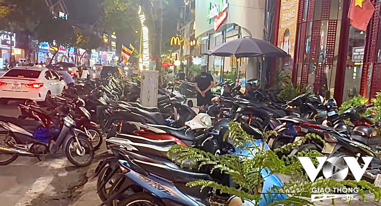 Xe máy đỗ kín vỉa hè, tràn cả xuống lòng đường