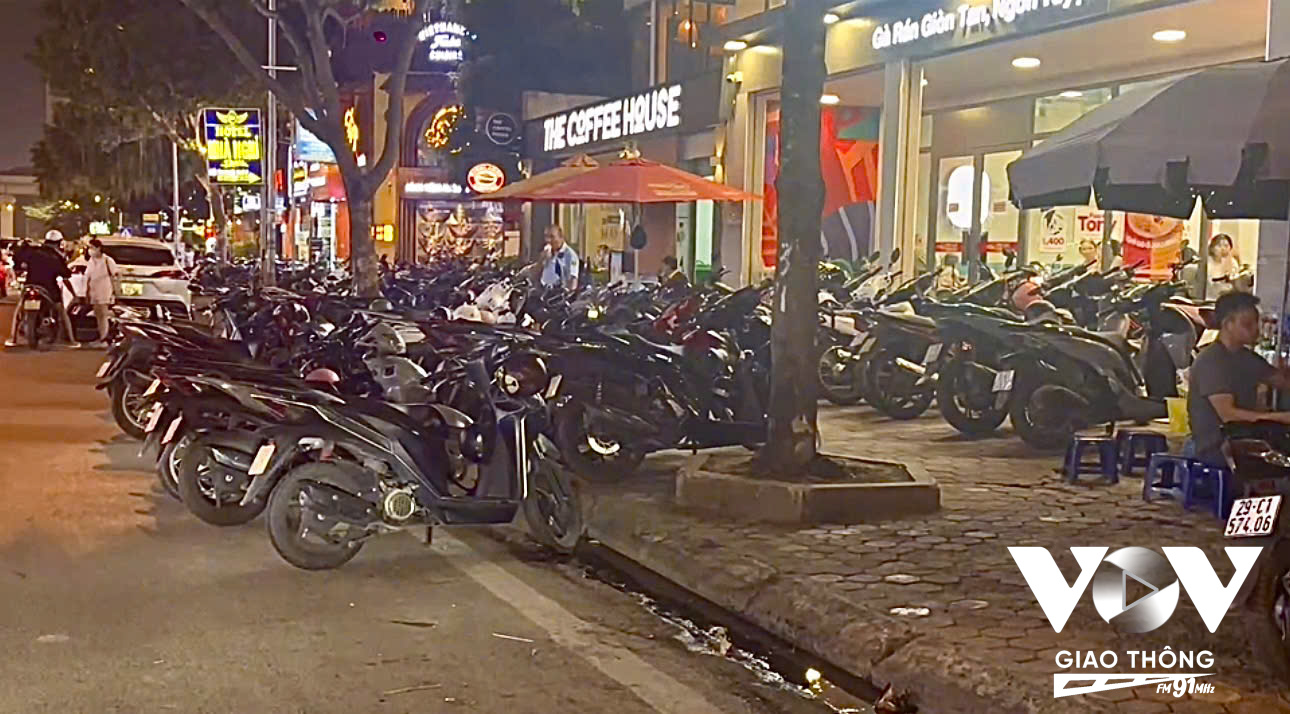 Cứ đến giờ hàng quán hoạt động thì khu vực này trở nên ùn tắc