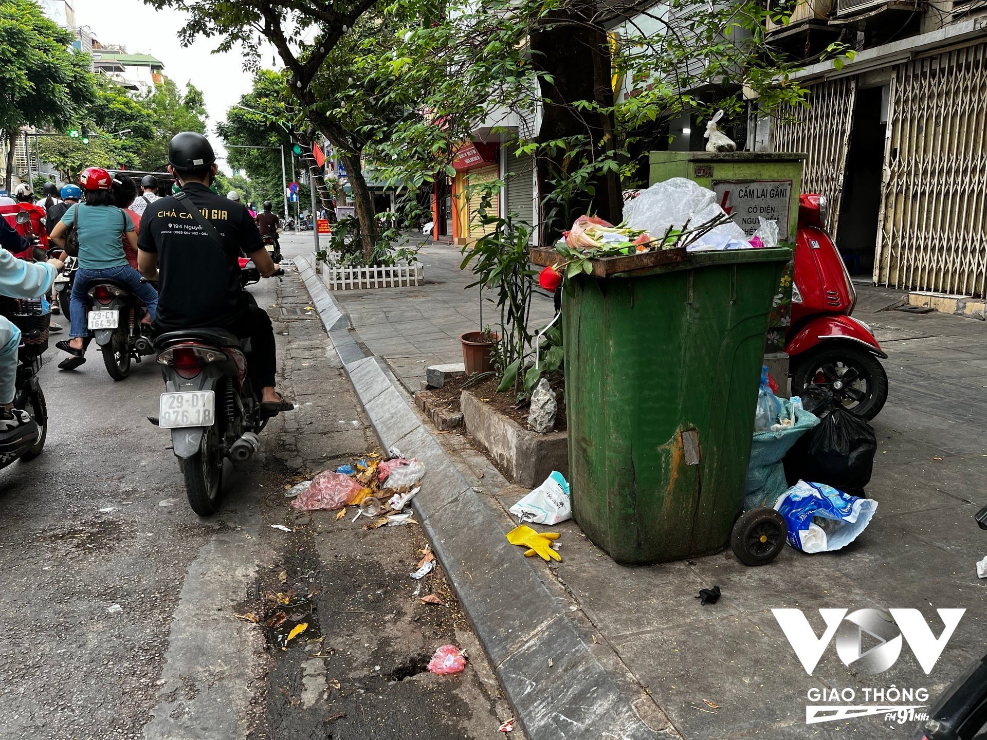 Trên các đường phố trung tâm Thủ đô, các thùng rác công cộng được đặt khá nhiều, nhưng nhiều nơi vẫn chỉ có một thùng rác duy nhất, vừa không đủ để người dân bỏ rác, khiến rác thải phải vứt luôn xuống vỉa hè, lòng đường, bên cạnh thùng rác đã đầy, còn không đảm bảo việc giúp người dân có thể phân loại rác thải. Ảnh: Quang Hùng