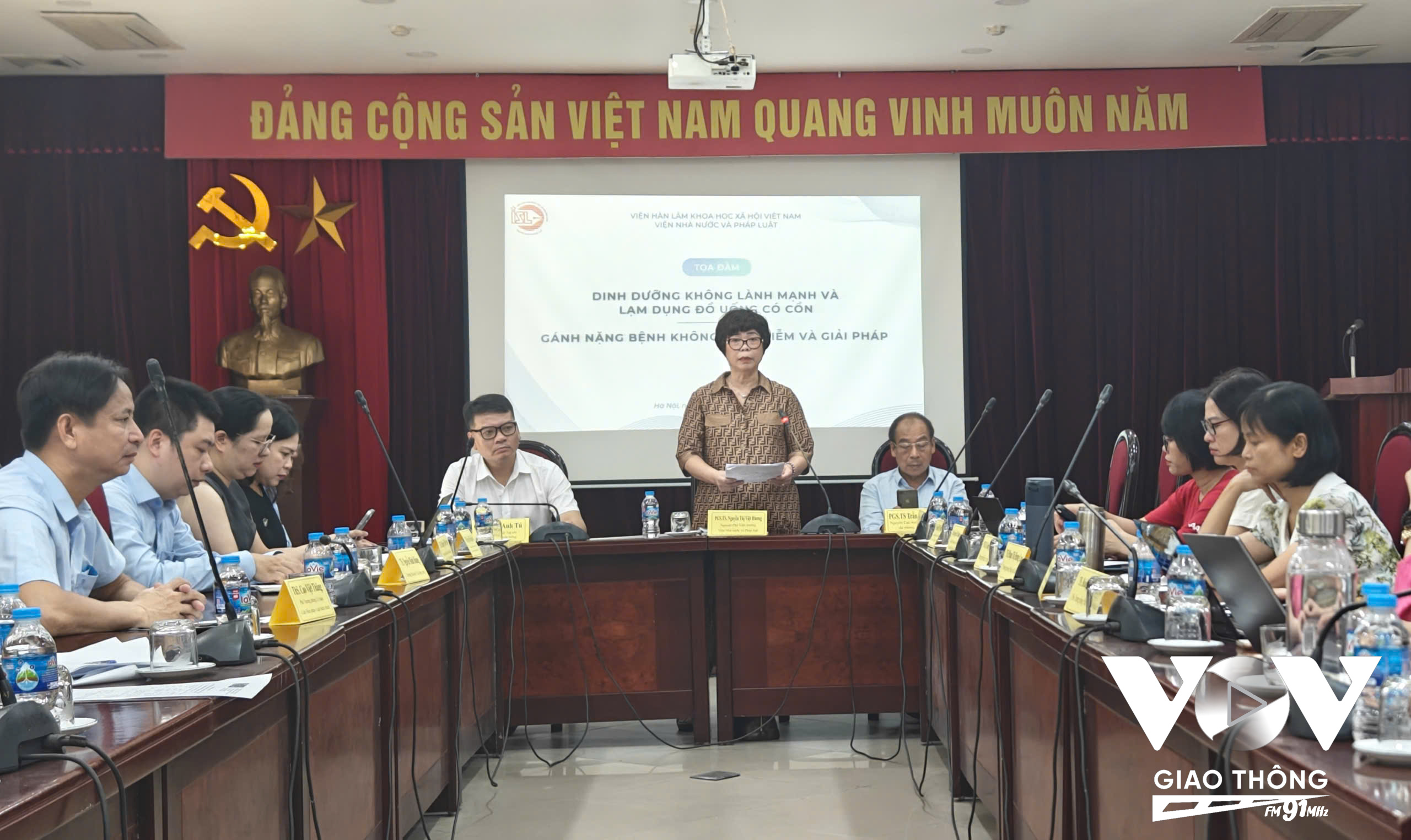 Tọa đàm về lối sống không lành mạnh và lạm dụng đồ uống có cồn - gánh nặng bệnh không lây nhiễm và giải pháp tổ chức sáng 30/7 tại Viện Nhà nước và pháp luật.