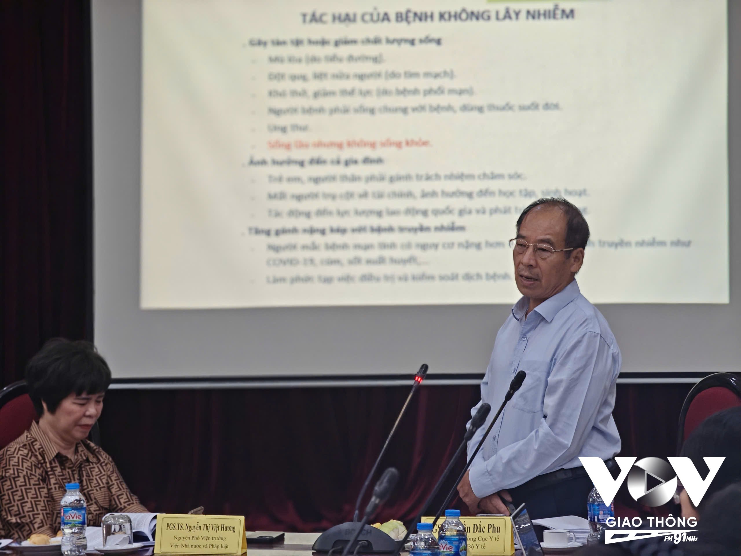 PGS.TS Trần Đắc Phu nhấn mạnh, các chính sách cần cân bằng, hiệu quả trong thực thi. Ông giới thiệu giải pháp dự phòng 4 cấp đối với bệnh không lây nhiễm trong tọa đàm.