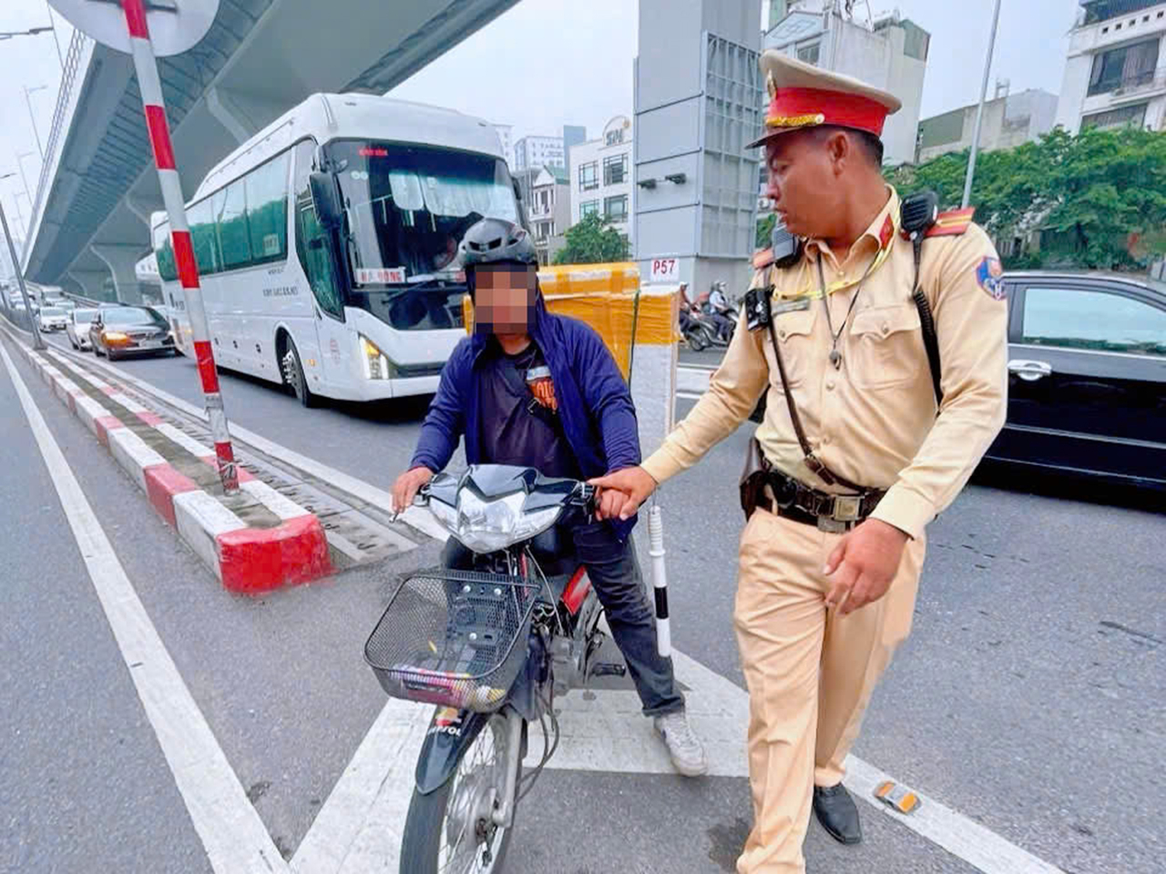 CSGT kiểm tra người điều khiển xe mô tô đi lên đường Vành đai 2 trên cao, sáng 31/7.