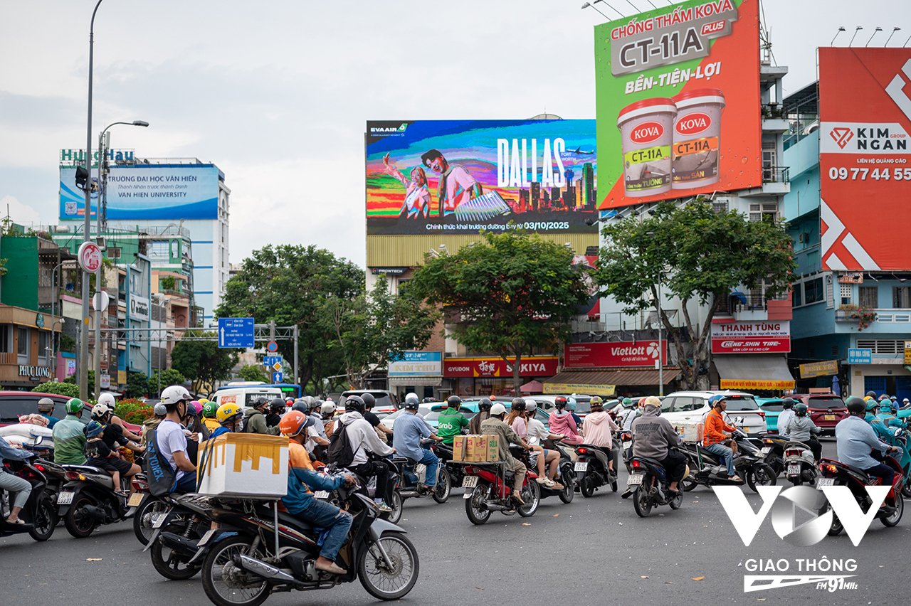 Luồng phương tiện thường xuyên xảy ra xung đột tại góc đường Lý Thái Tổ - Điện Biên Phủ
