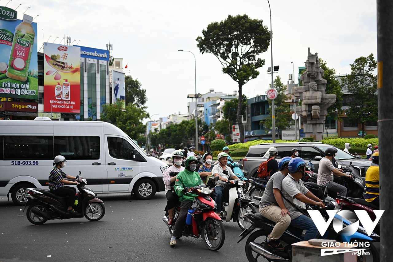 Nhiều người dân bức xúc khi tình trạng ùn tắc thường xuyên diễn ra tại vòng xoay ngã bảy Lý Thái Tổ (Phường Vườn Lài) vào khung giờ cao điểm