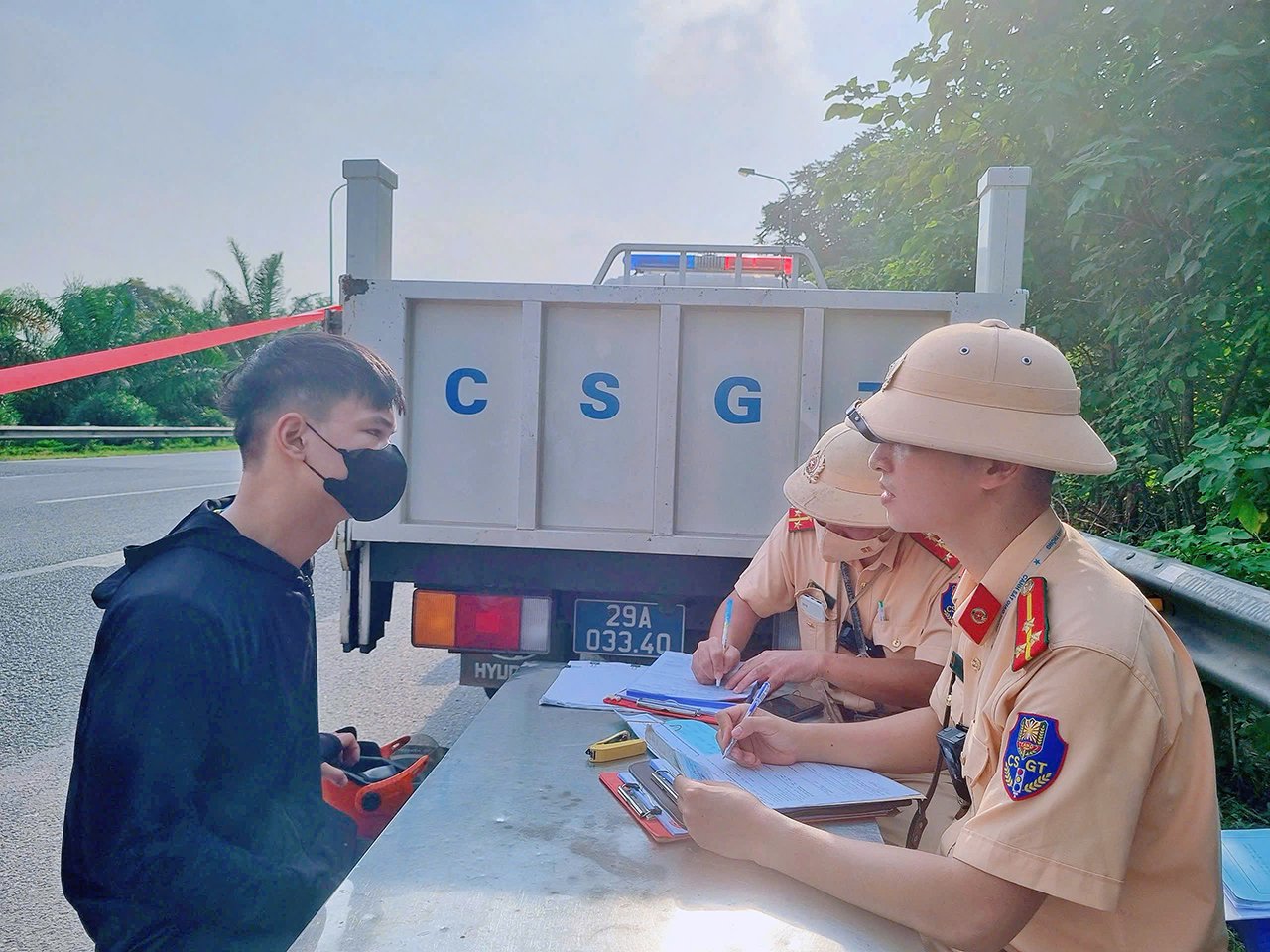 Nam thanh niên điều khiển xe mô tô vào cao tốc với lý do 'sợ muộn làm'