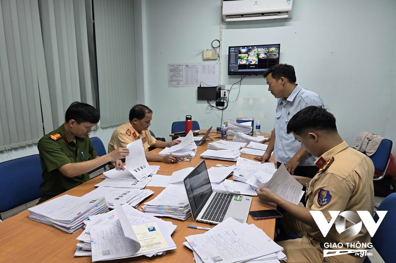 Lực lượng CSGT đồng hành cùng các học viên để giải quyết tình trạng tồn đọng hồ sơ