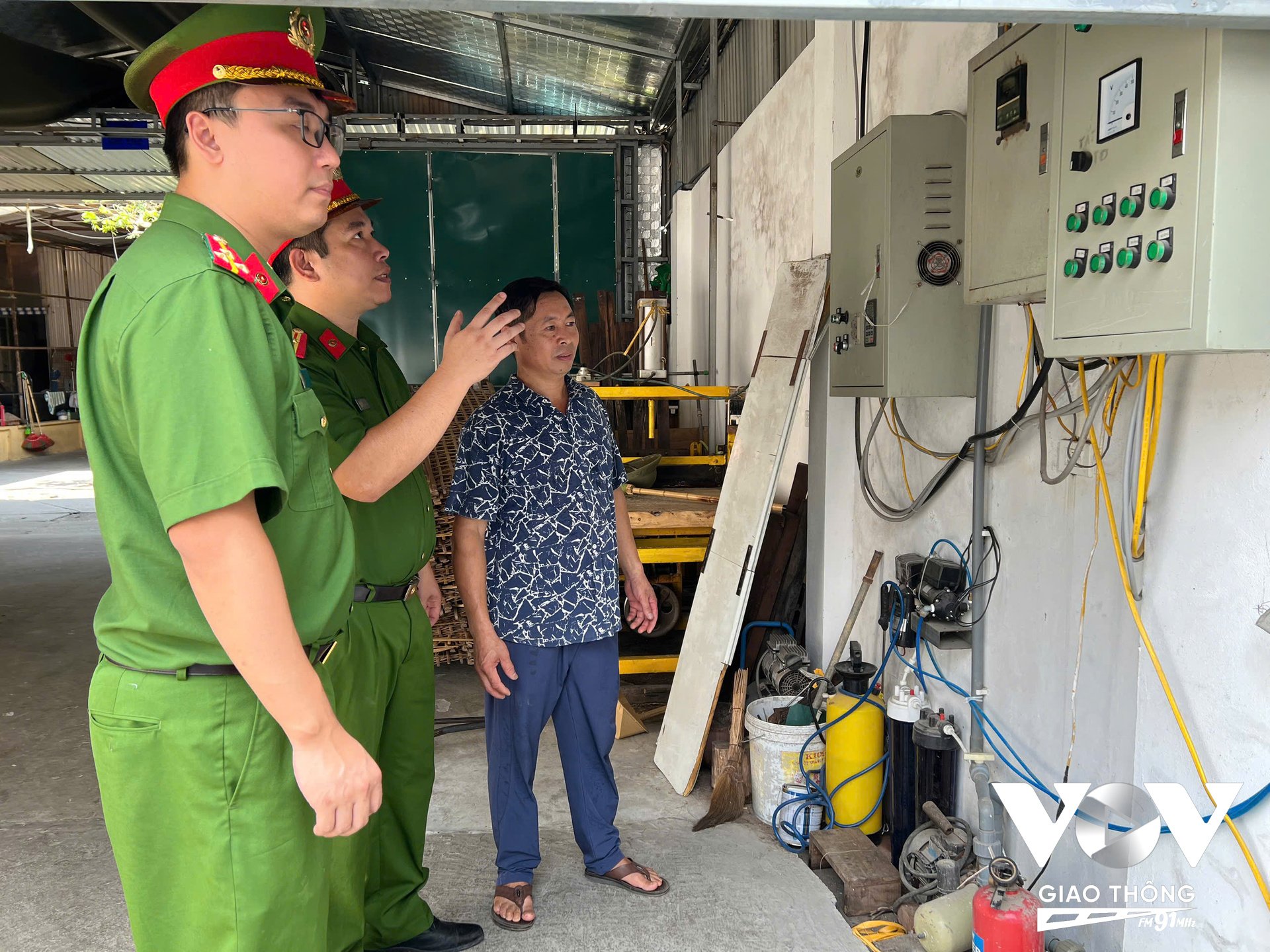 Cảnh sát PCCC&CNCN nhắc nhở các hộ sản xuất việc an toàn sử dụng điện, tránh nguy cơ chập cháy
