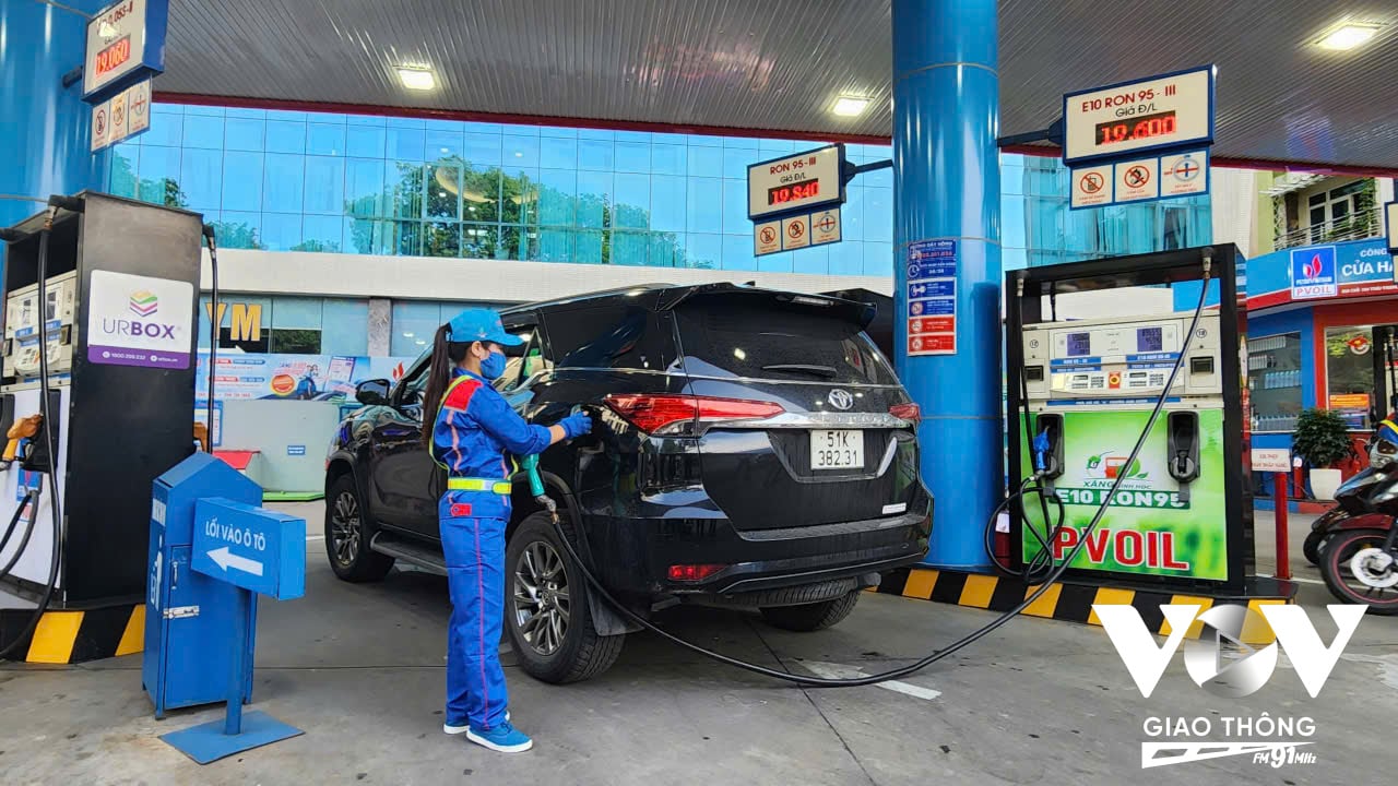 Chỉ trong vòng 2 giờ, đã có hàng chục lượt ôtô, xe máy đổ đầy bình bằng xăng E10
