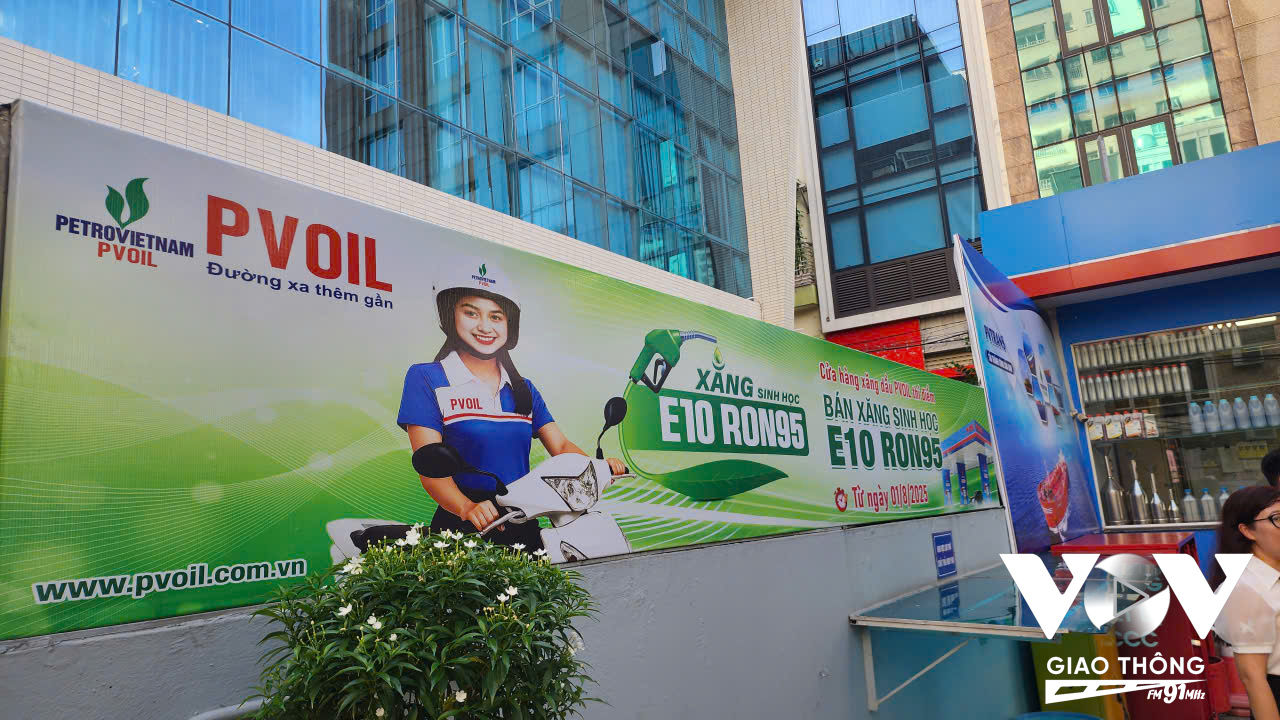 Tại cây xăng 194 Thái Thịnh, các thông tin về xăng E10 được in khổ lớn ở những vị trí dễ quan sát, trên các trụ bơm xăng sinh học được thiết kế các thông tin rõ ràng, nổi bật