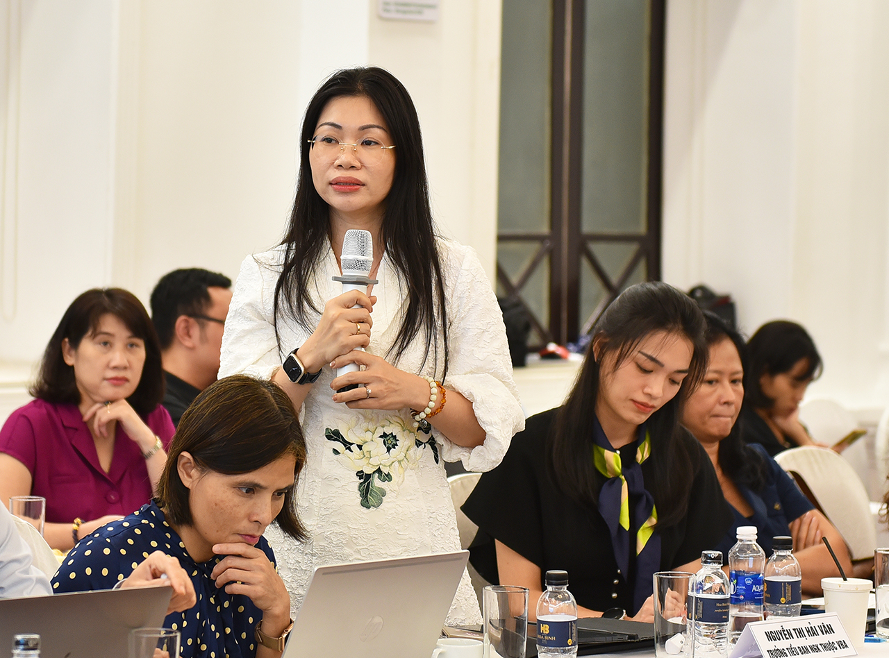 Bà Nguyễn Thị Hải Vân, Trưởng tiêu ban Nước Giải khát phát biểu tại toạ đảm