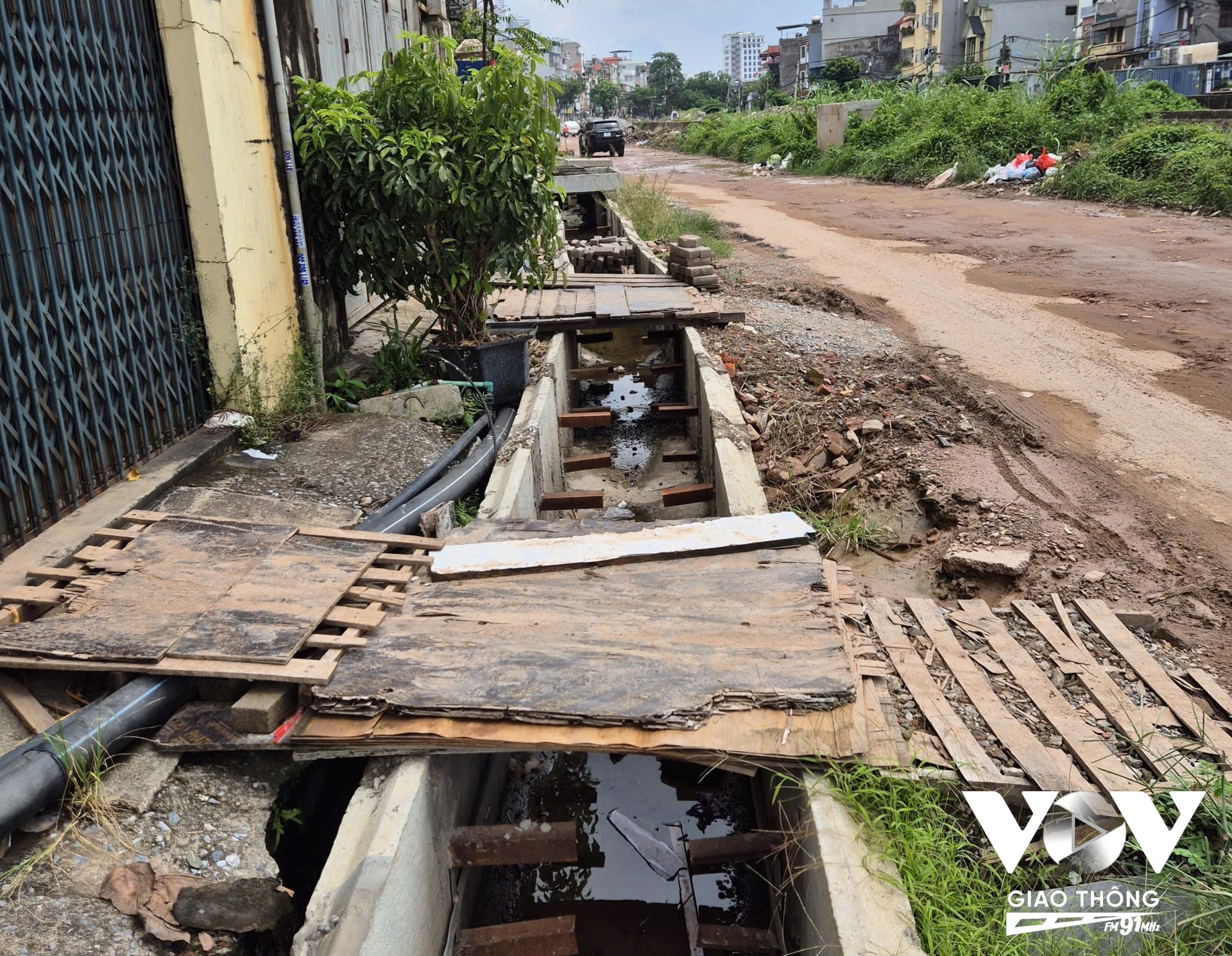 Nhiều người dân buộc phải bắc cầu tạm nêu muốn vào nhà