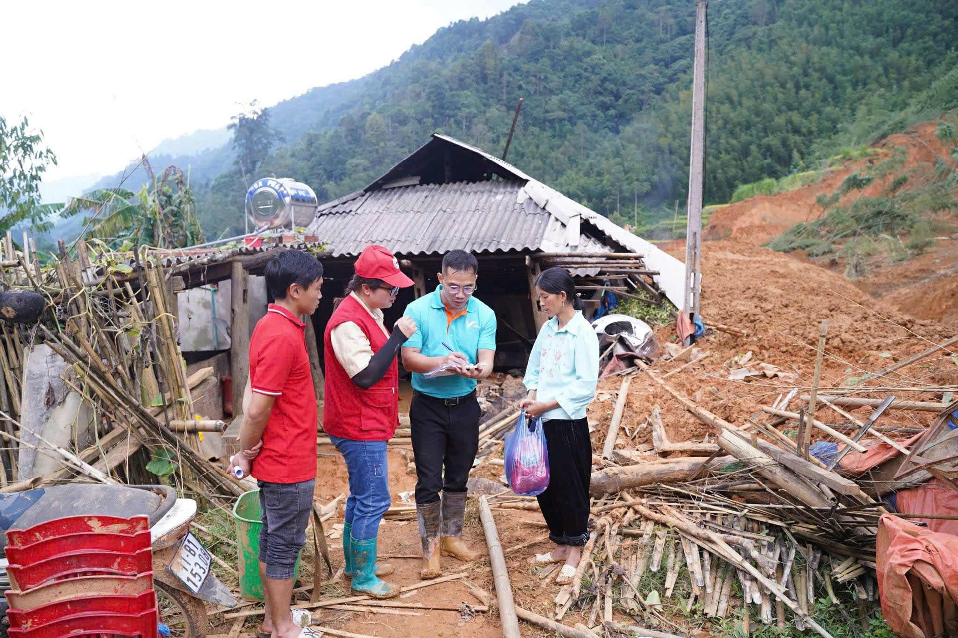 Trong nhiều năm qua, Vingroup luôn đồng hành cùng người dân cả nước trong các hoạt động thiện nguyện và hỗ trợ khẩn cấp khi thiên tai, dịch bệnh xảy ra.