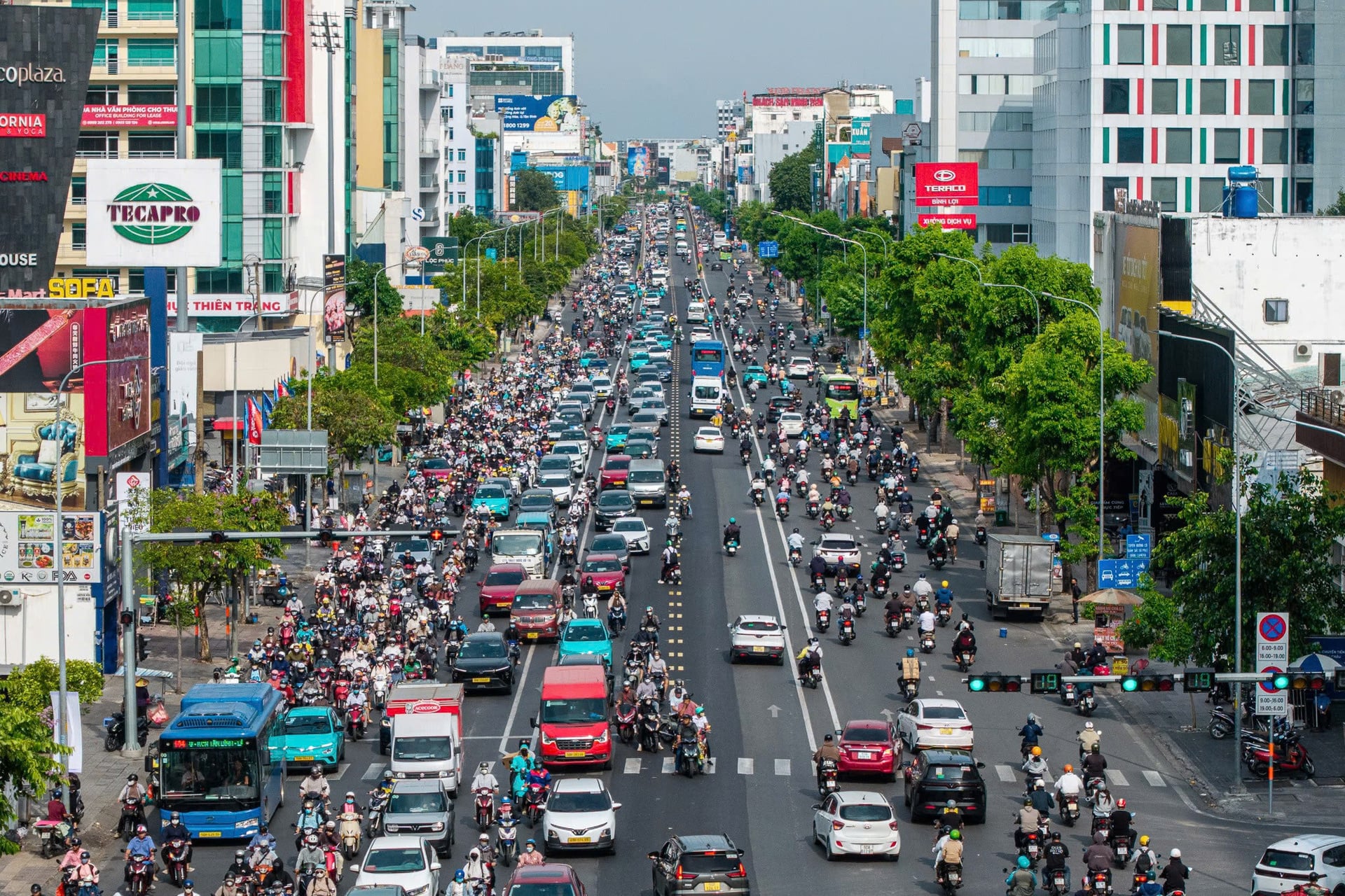 Đường Cộng Hoà đông nghẹt phương tiện vào giờ cao điểm (Ảnh: Báo Xây dựng)