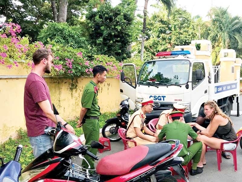 Công an TP.Hội An giải thích vi phạm của một du khách nước ngoài. Ảnh: Báo Đà Nẵng