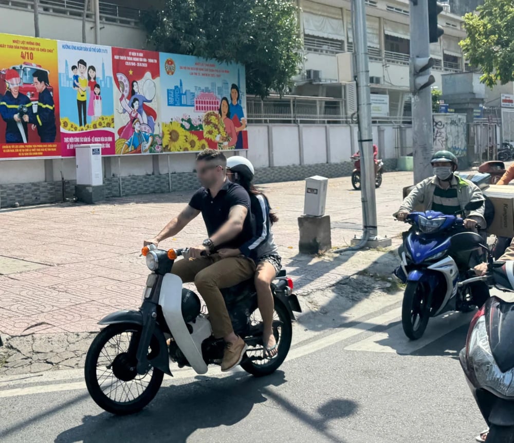 Một người nước ngoài chạy xe không đội mũ bảo hiểm. Ảnh: Pháp luật TP.HCM