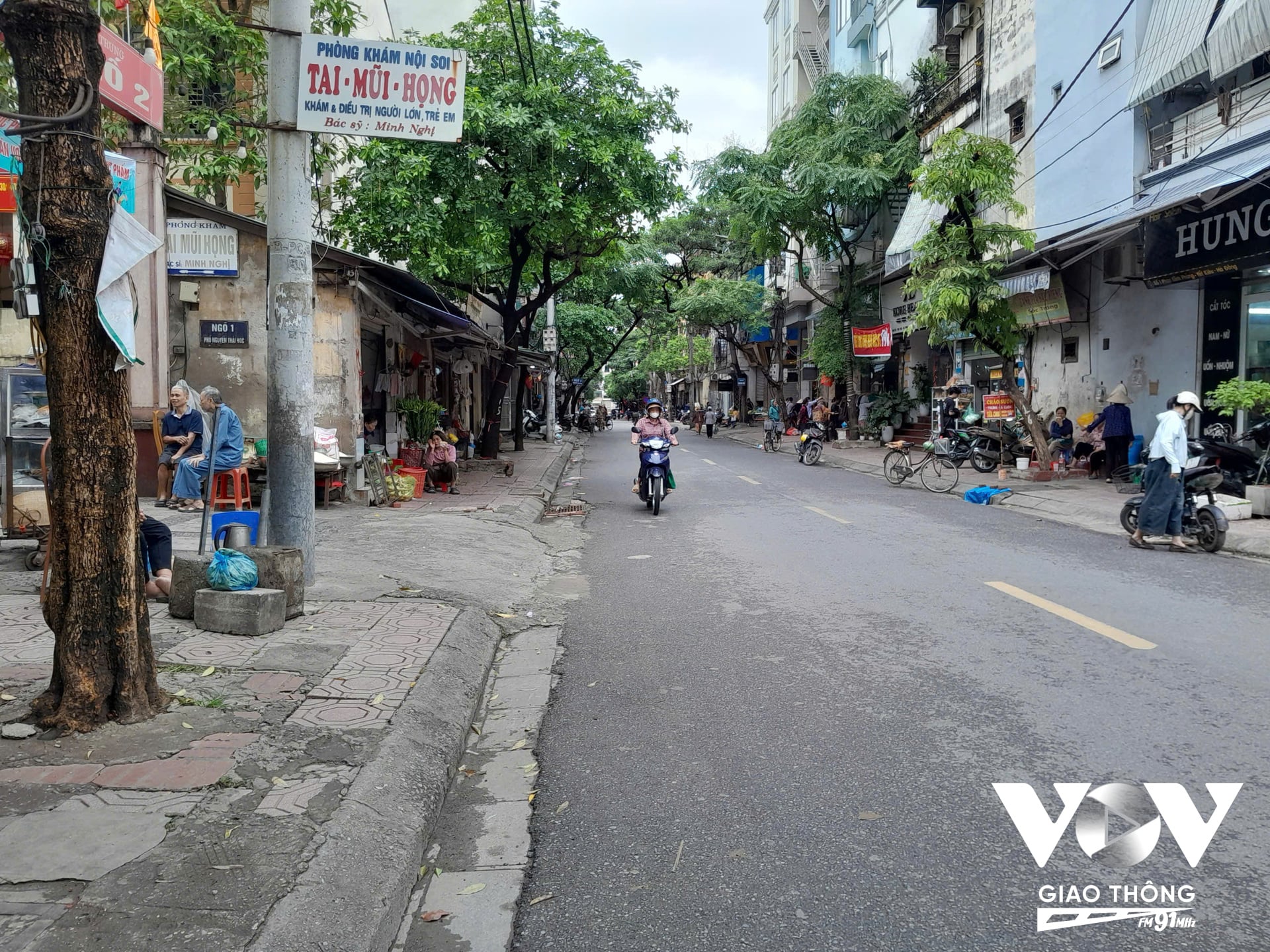 Lực lượng chức năng đã quyết liệt giải tỏa các tiểu thương lấn chiếm vỉa hè làm nơi buôn bán tại chợ cóc tại phố Nguyễn Thái Học