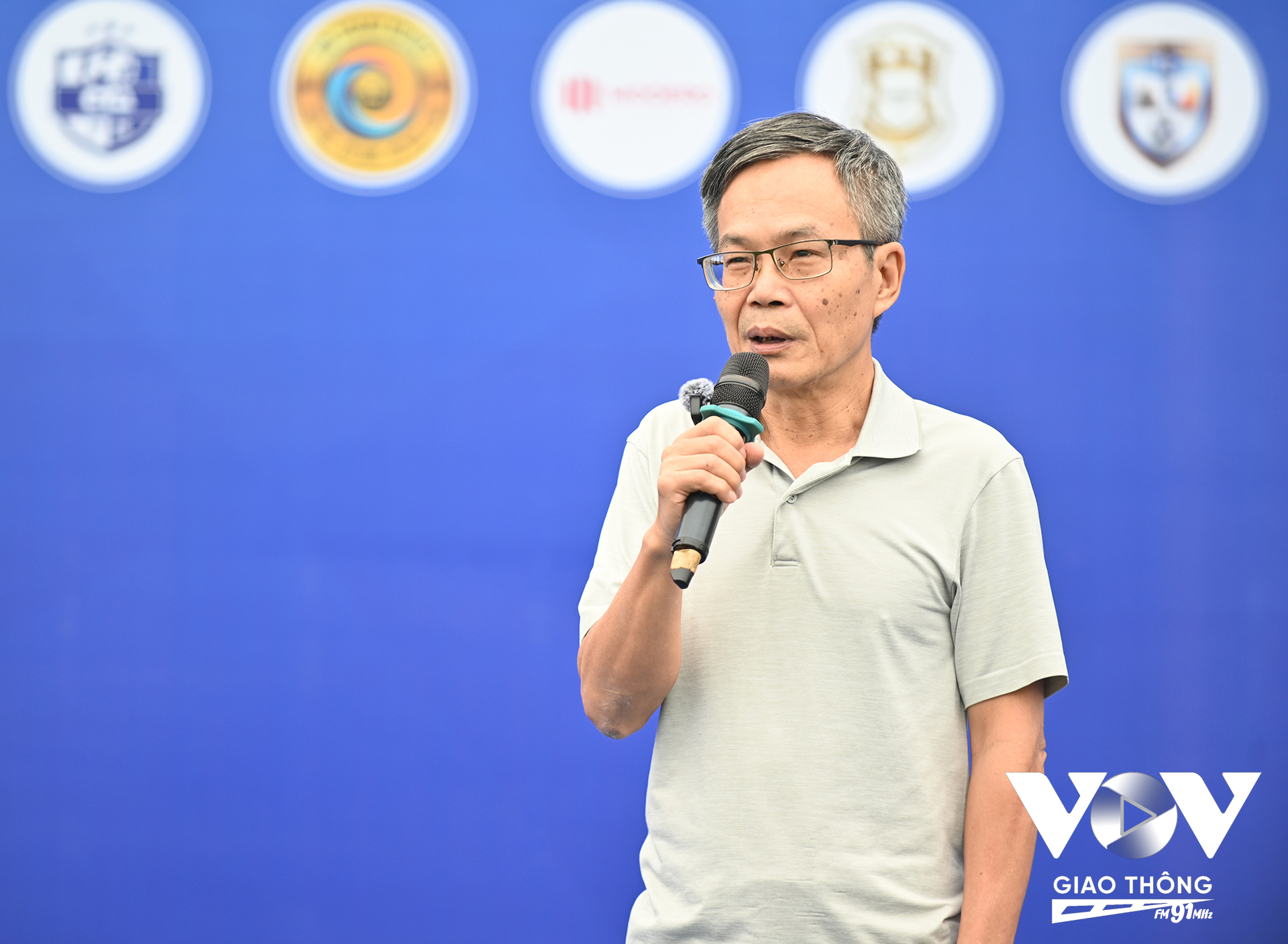 Nhà báo Trần Đăng Tuấn, người sáng lập Quỹ trò nghèo vùng cao phát biểu tại buổi lễ
