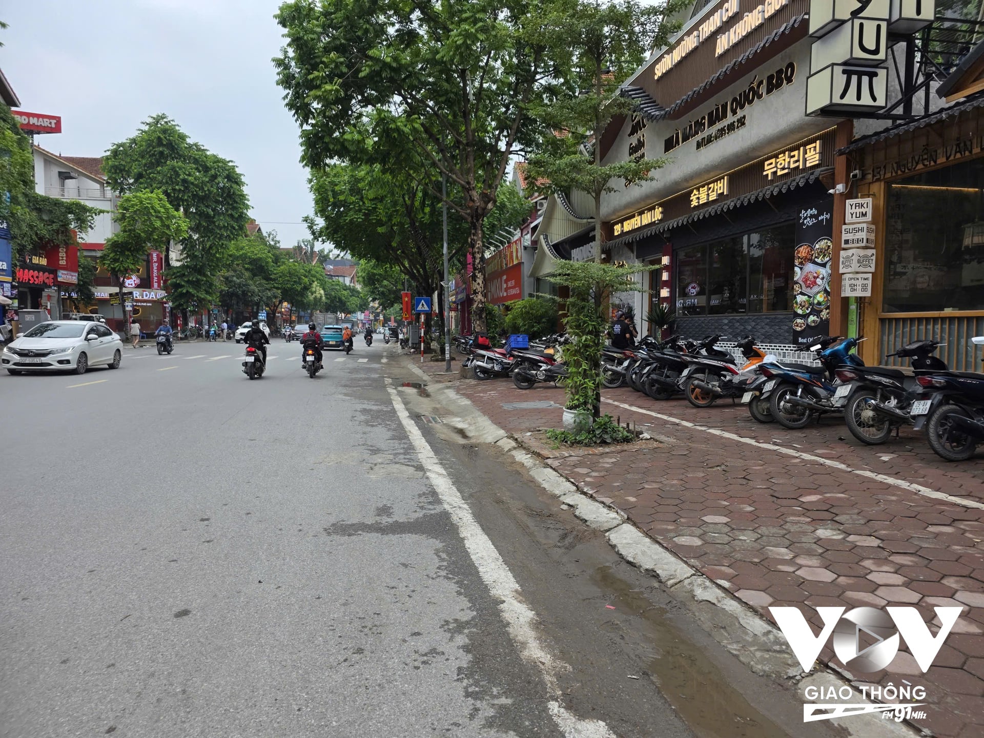 Phố Nguyễn Văn Lộc, vốn được mệnh danh là tuyến phố ẩm thực, tình trạng lộn xộn trước đây đã được cải thiện rõ rệt