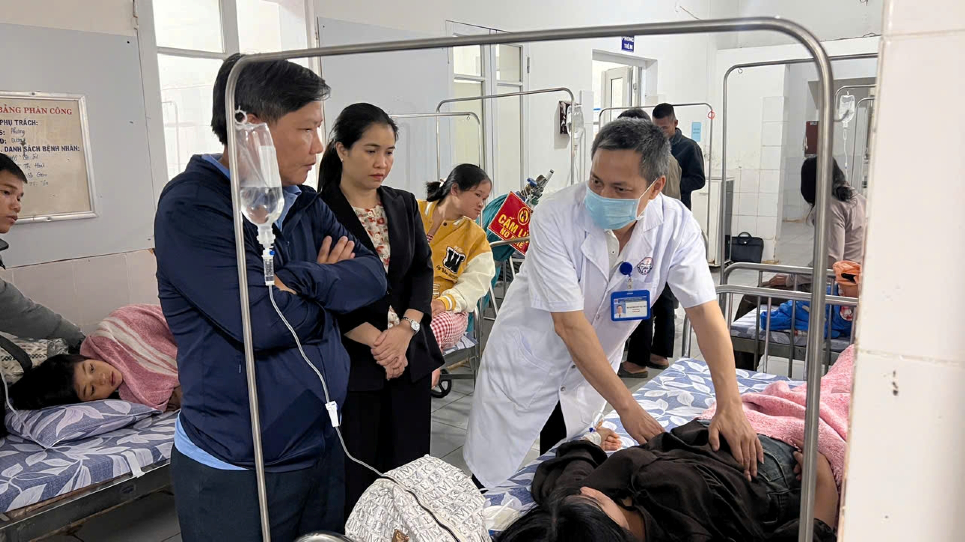 Nhiều vụ ngộ độc tập thể liên tiếp xảy ra, không chỉ đe dọa trực tiếp sức khỏe cộng đồng, mà còn cho thấy những khoảng trống kéo dài trong kiểm soát chất lượng, truy xuất nguồn gốc và ý thức tuân thủ (Ảnh minh họa: VOV)
