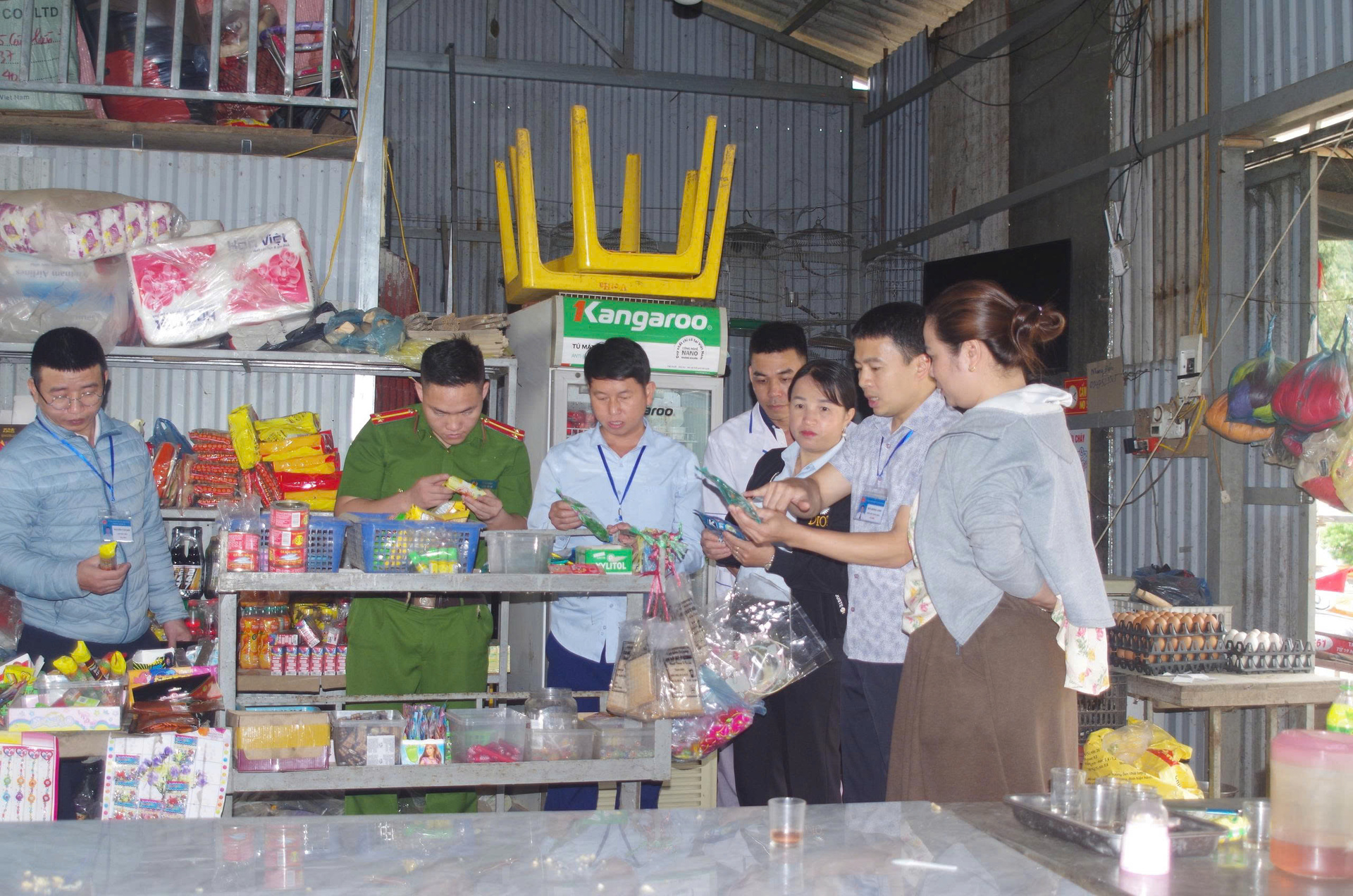 Không chỉ là tăng thêm các đoàn kiểm tra, mỗi địa bàn cần có đầu mối đủ thẩm quyền để điều phối, giám sát xuyên suốt chuỗi thực phẩm trên địa bàn mình phụ trách (Ảnh minh họa: VOV)