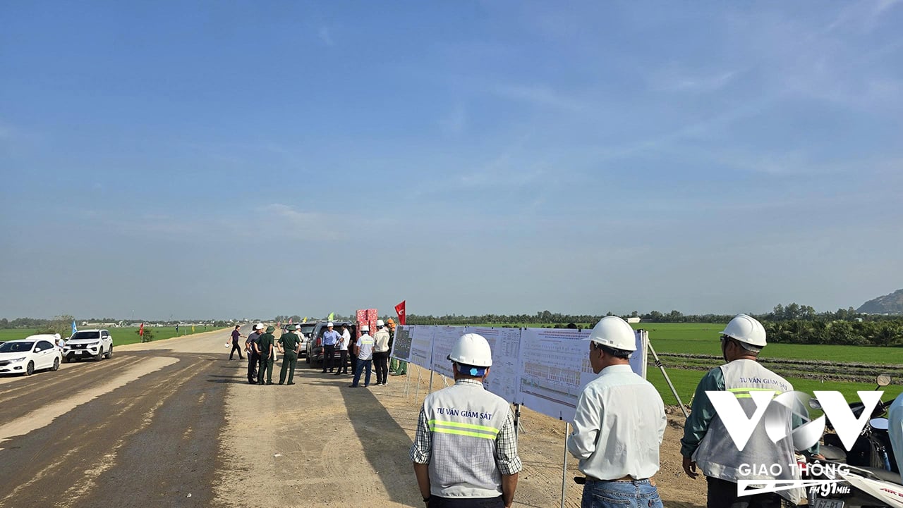 Dự án thành phần 1 đang tăng tốc, phấn đấu đến ngày 30/6 sẽ cơ bản hoàn thành phần mặt đường, đưa đoạn tuyến qua hợp phần An Giang vào khai thác.