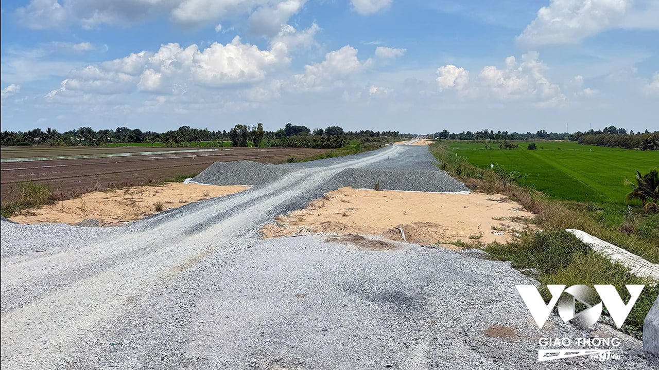 Hiện nay, tiến độ thực hiện 4 gói thầu của dự án thành phần 1 đạt khoảng 75%. Công tác thi công nền đường, đắp gia tải đã hoàn thành 100%.