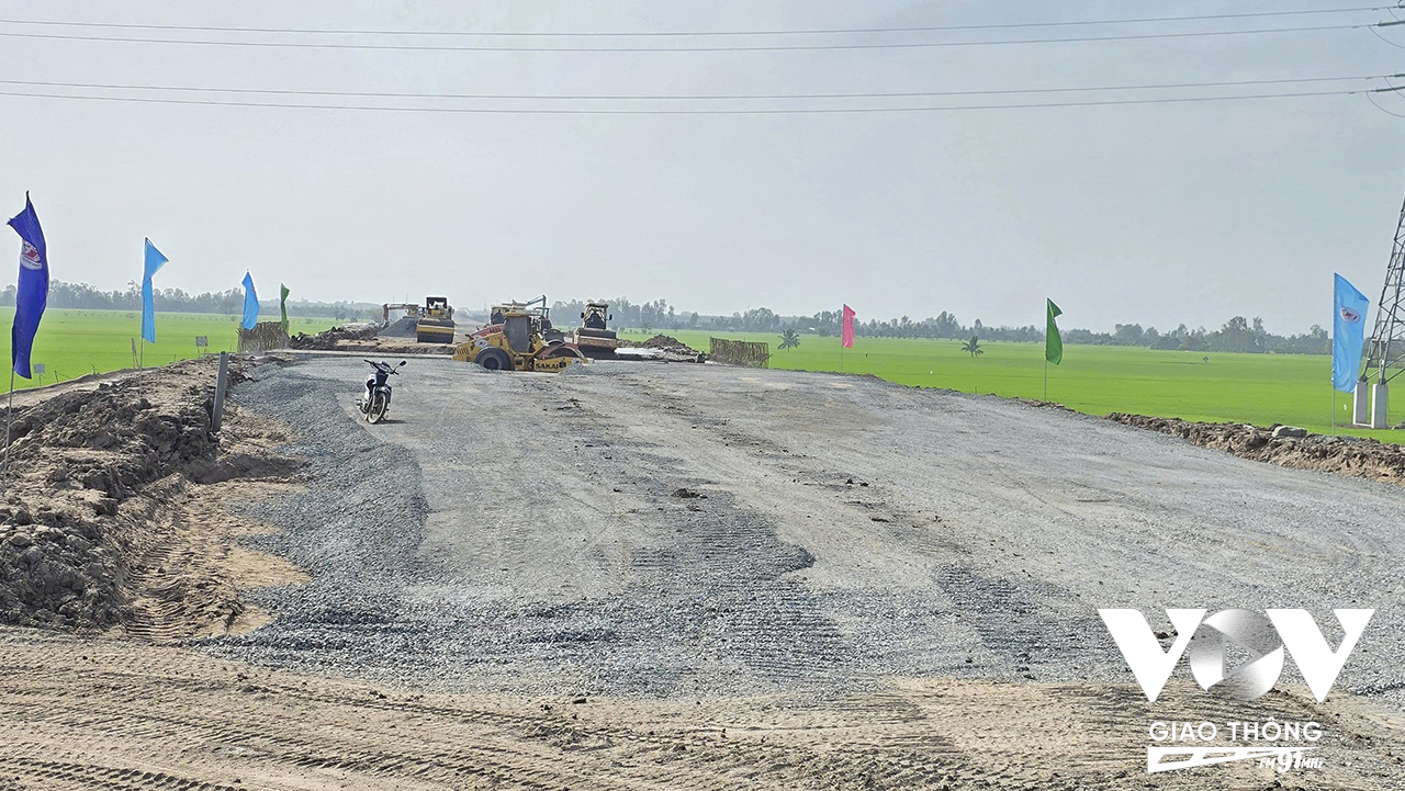 Đối với dự án thành phần 2, 3, 4 đi qua địa bàn TP Cần Thơ đang gặp khó khăn về nguồn nguyên liệu cát và đất