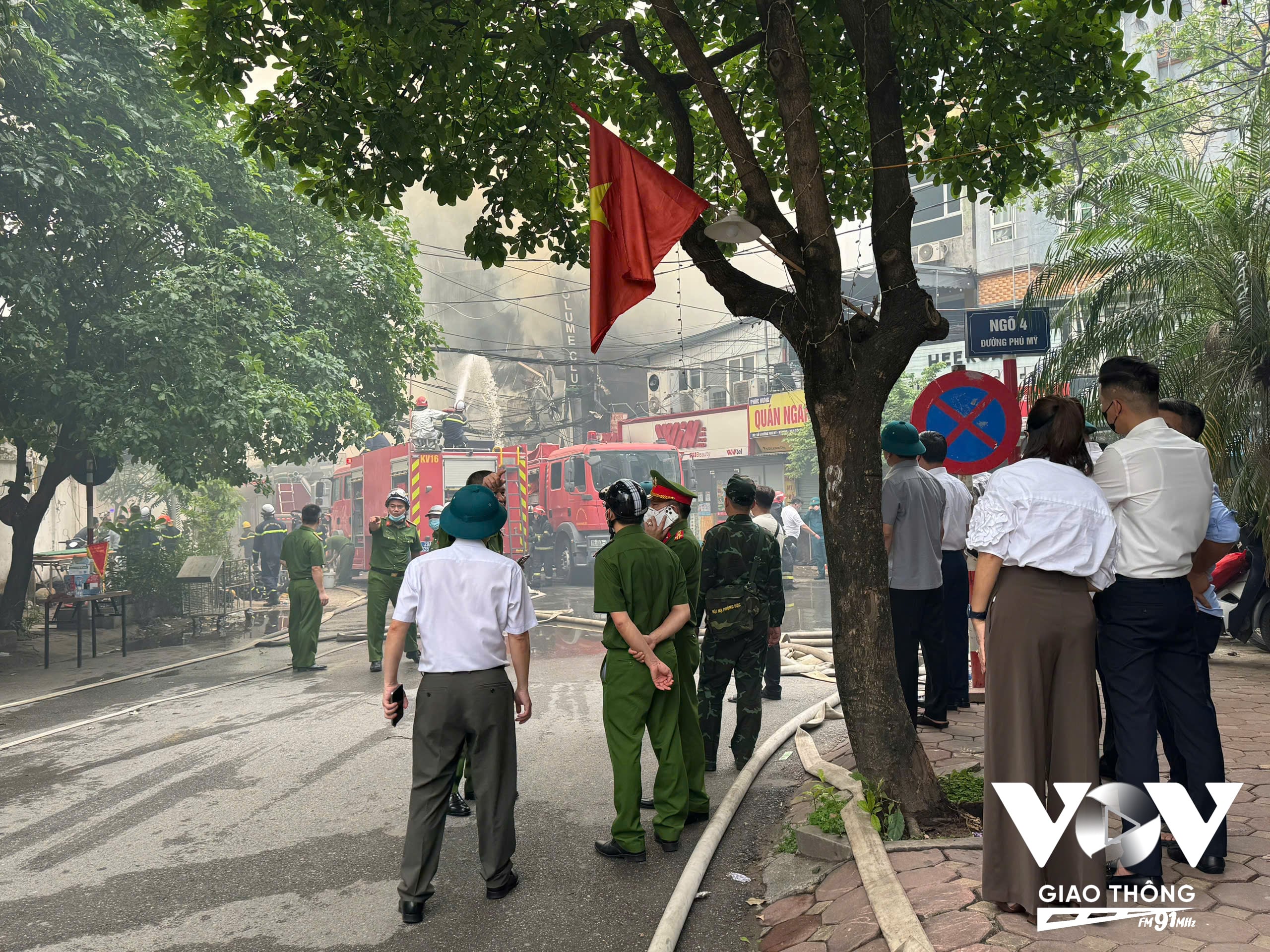 Công tác chữa cháy vẫn đang diễn ra khẩn trương.