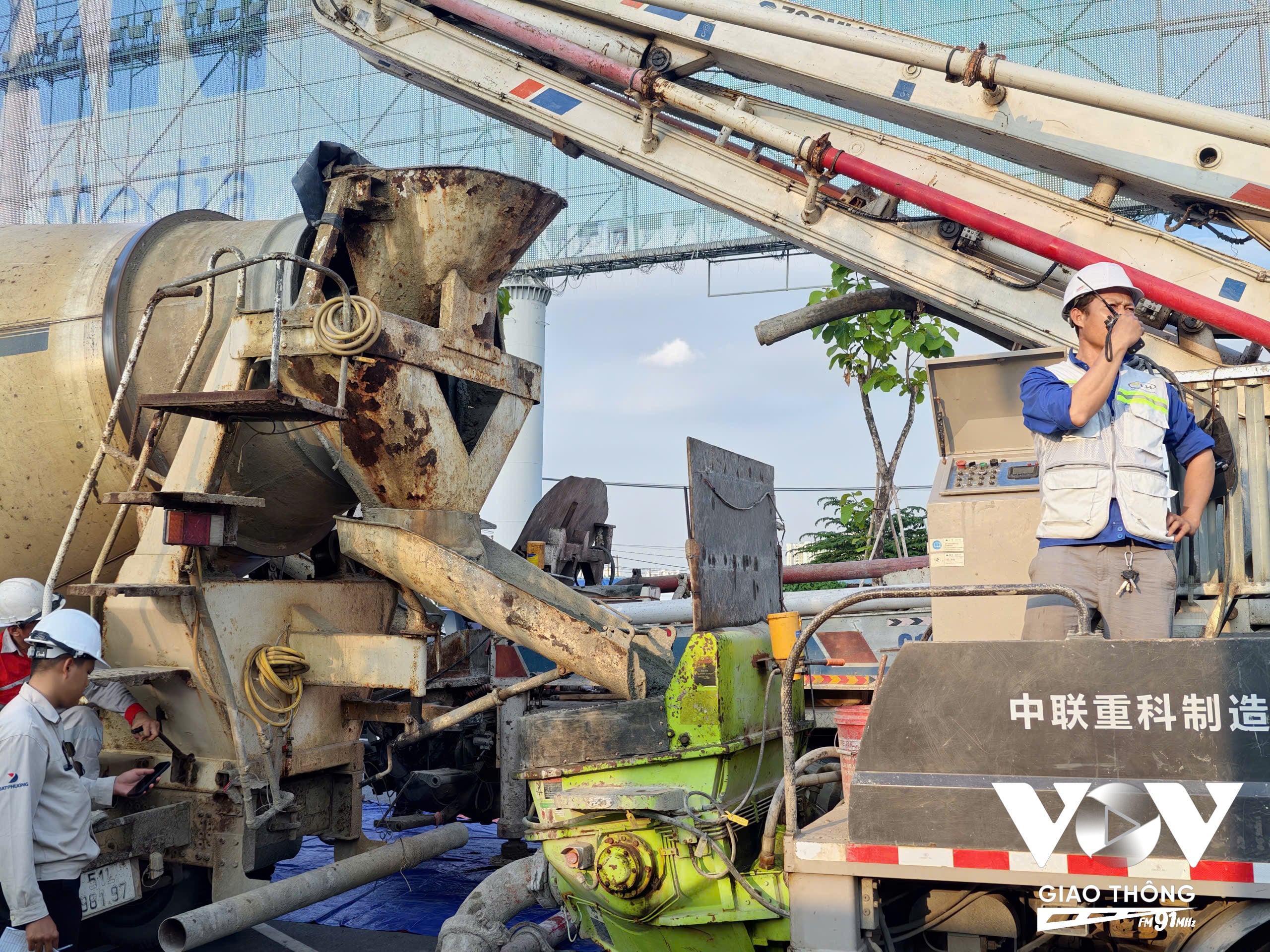 Các kỹ sư, công nhân tất bật kiểm tra thiết bị, thông số kỹ thuật trước thời điểm đổ bê tông hạng mục trụ chính cầu đi bộ qua sông Sài Gòn.