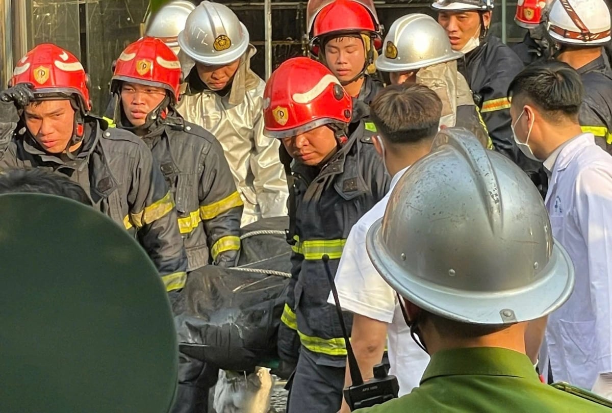 Lực lượng chức năng đưa nạn nhân ra ngoài. (Ảnh: FAS Angel - Hỗ Trợ Sơ Cứu)