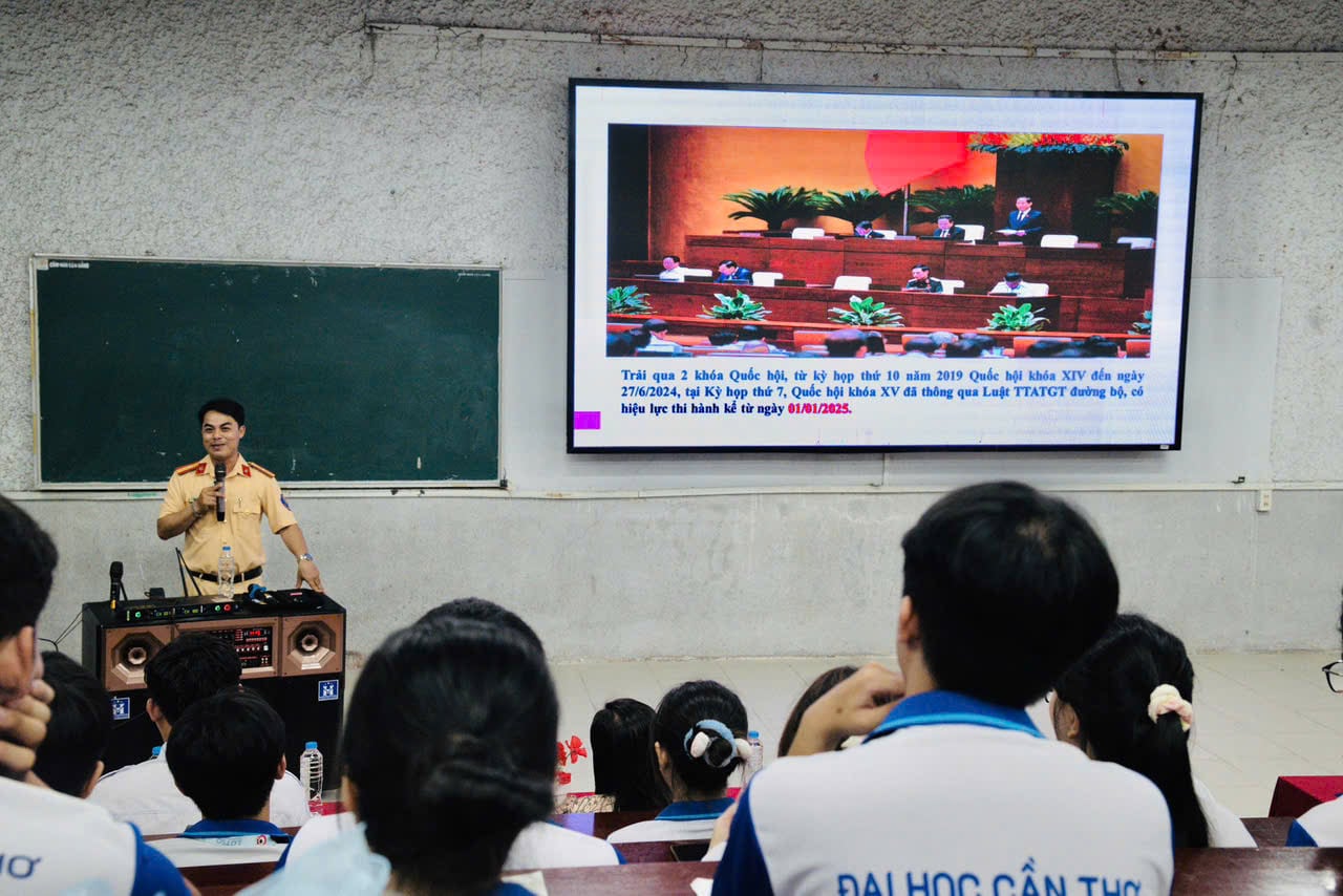 Thiếu tá Nguyễn Hoàng Tuấn - Báo cáo viên pháp luật (Phòng Cảnh sát giao thông TP. Cần Thơ) cập nhật kiến thức pháp luật về TTATGT và kỹ năng lái xe an toàn cho hội viên nòng cốt của Liên Chi hội Sinh viên Cà Mau vào tối ngày 9/5