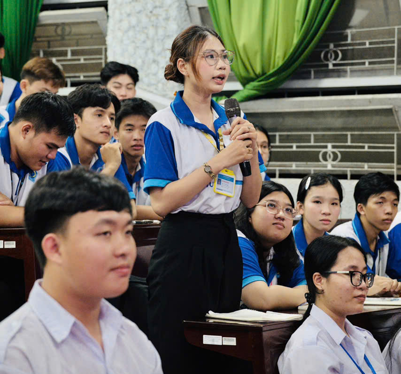 Sinh viên hào hứng tham trả lời các câu hỏi giao lưu