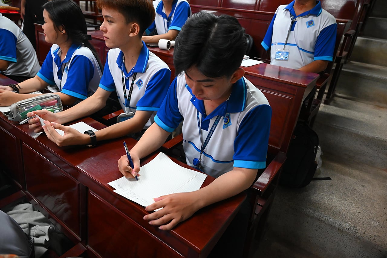 Sinh viên ghi chép lại một số lưu ý của cán bộ tuyên truyền, nhằm nâng cao kiến thức khi tham gia giao thông
