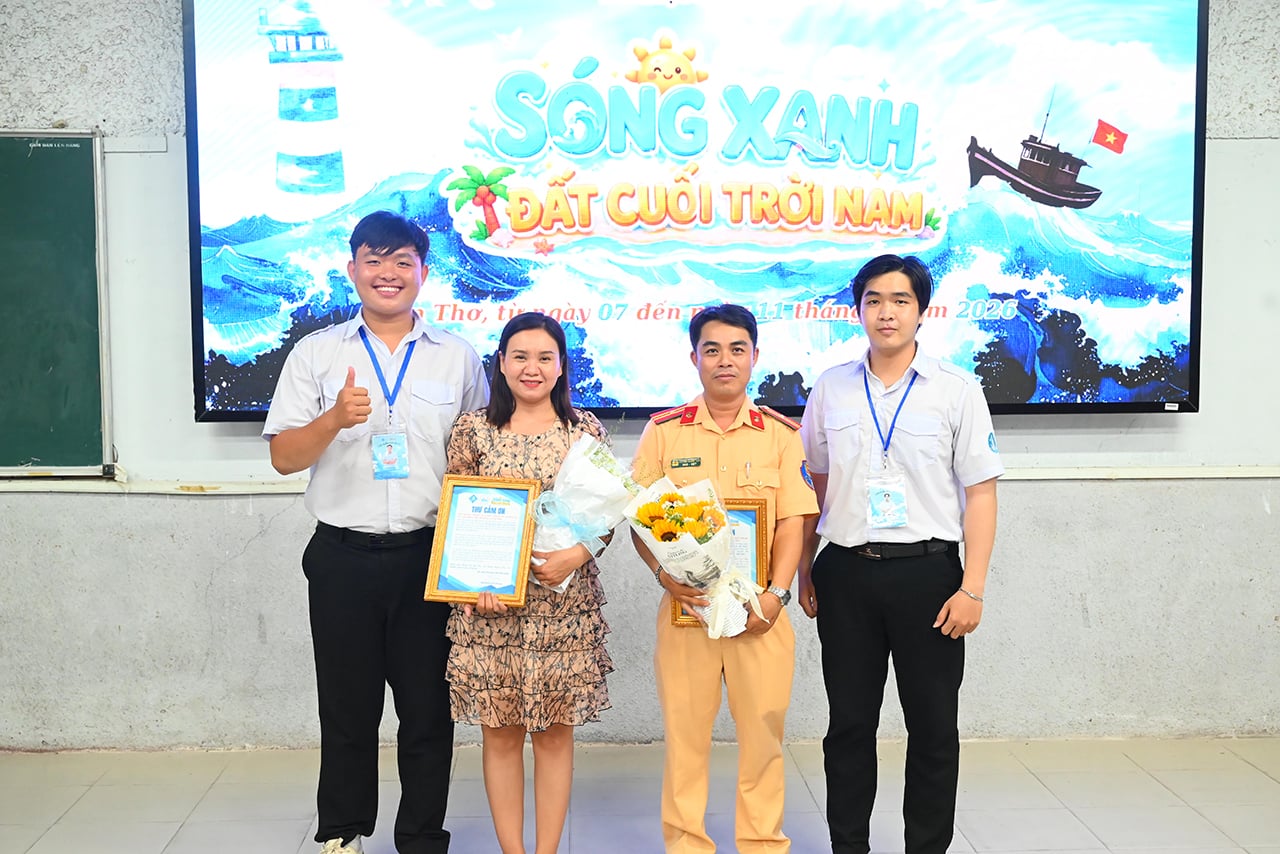 Chi hội Trưởng Mai Hoàng Thái Dương (bìa trái) cùng thành viên BCH Liên Chi hội Sinh viên Cà Mau tặng hoa cảm ơn Thiếu tá Nguyễn Hoàng Tuấn và phóng viên Nguyễn Kim Loan (công tác tại VOV Giao thông Quốc gia)
