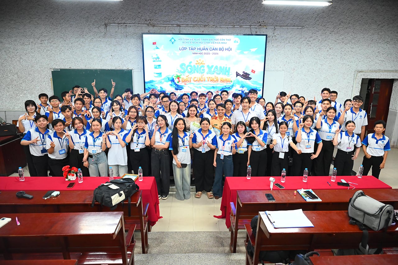 100 bạn sinh viên là hội viên nòng cốt của Liên Chi hội Sinh viên Cà Mau cùng chụp ảnh lưu niệm với cán bộ tuyên truyền