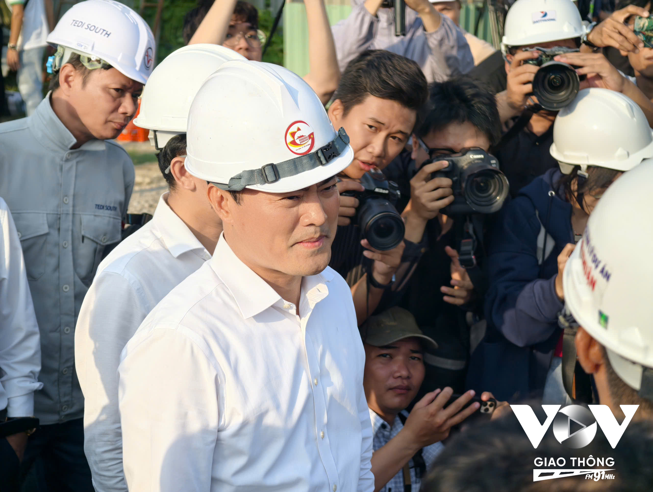 Ông Bùi Xuân Cường – Phó Chủ tịch UBND TP.HCM trao đổi với các đơn vị thi công tại công trường dự án cầu đi bộ qua sông Sài Gòn chiều 11/5