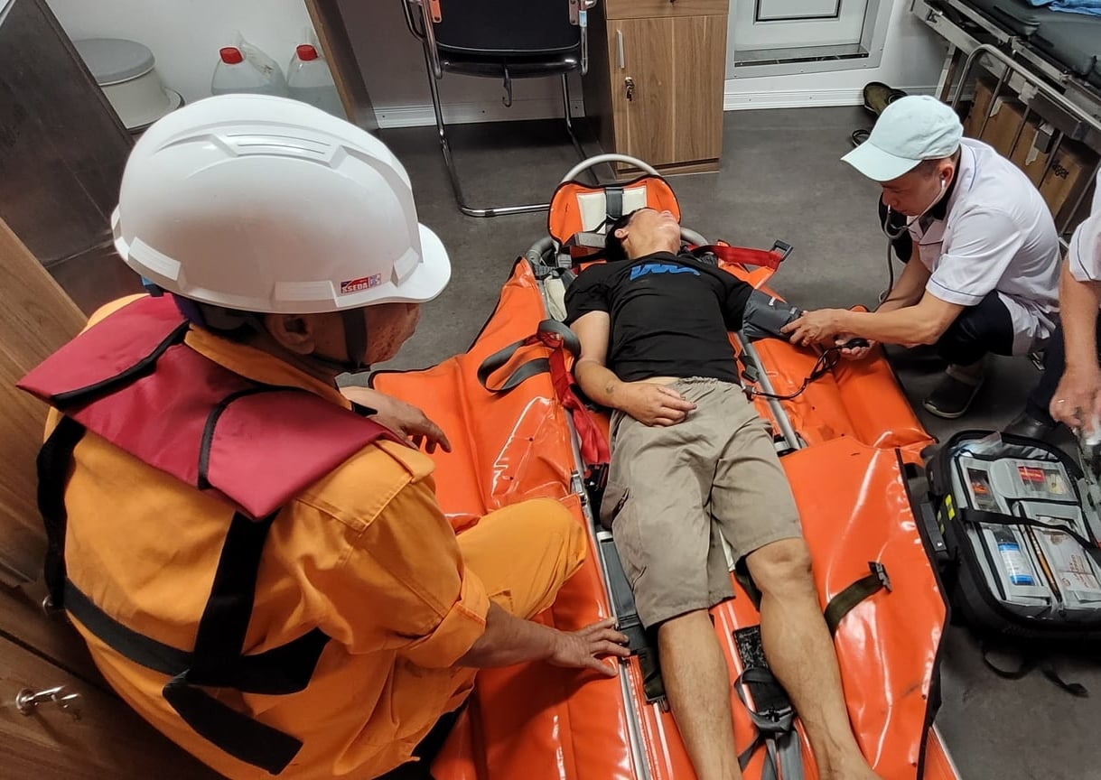 Nạn nhân được chăm sóc y tế trên tàu SAR 631