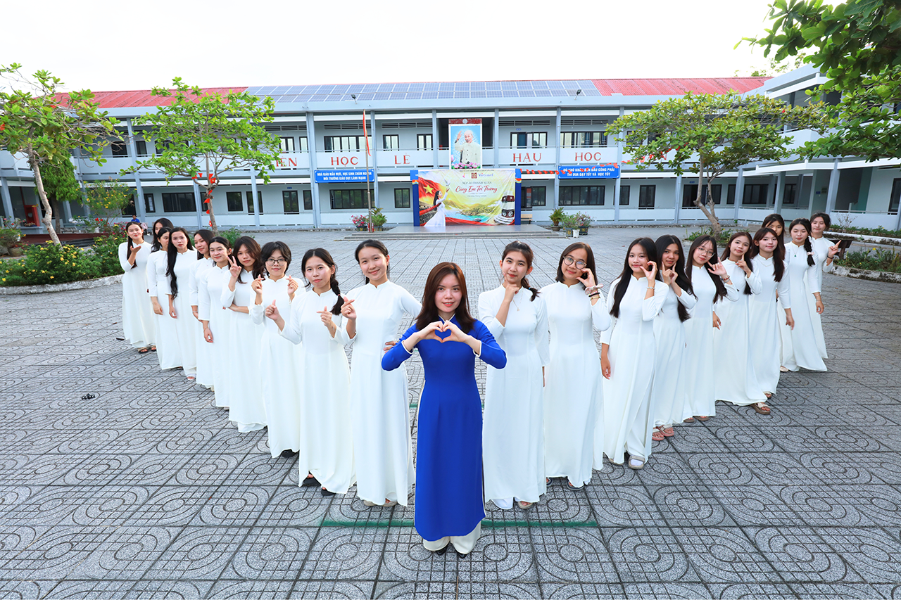 Với thông điệp “Khoác lên niềm tin - Vững bước tương lai”, mỗi tà áo được trao đi trở thành một hạt mầm nuôi dưỡng lòng tự hào dân tộc, góp phần xây dựng hình ảnh Côn Đảo như một điểm đến không chỉ đẹp về cảnh quan, mà còn giàu bản sắc và giá trị giáo dục