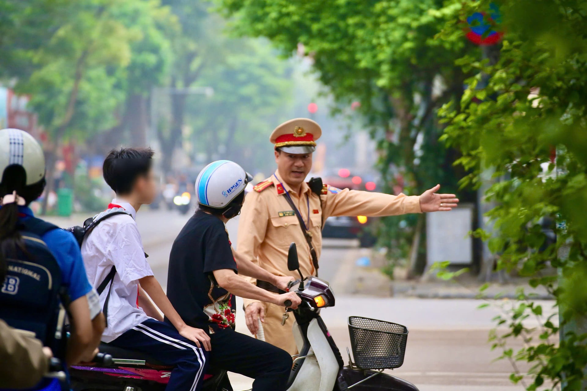 CSGT kiểm tra, xử lý học sinh vi phạm TTATGT