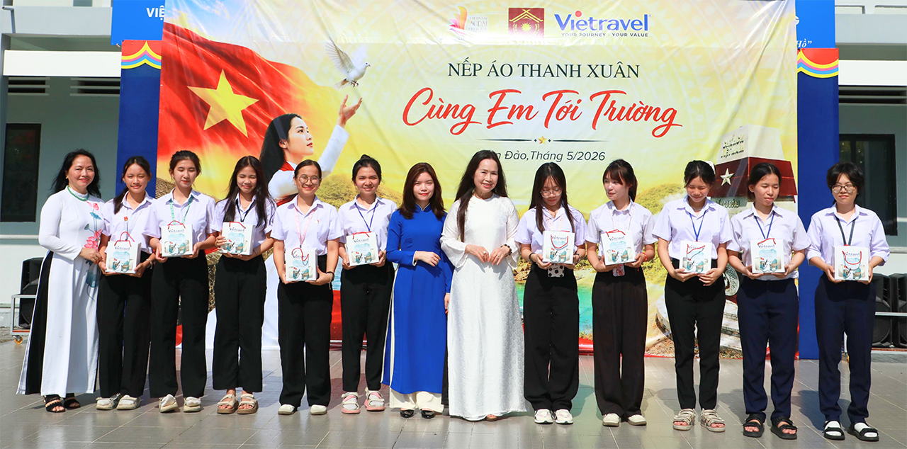 Vietravel trao tặng 250 bộ áo dài trắng cho nữ sinh và nữ giáo viên Trường THPT Võ Thị Sáu, trong khuôn khổ chương trình cộng đồng “Cùng em tới trường”