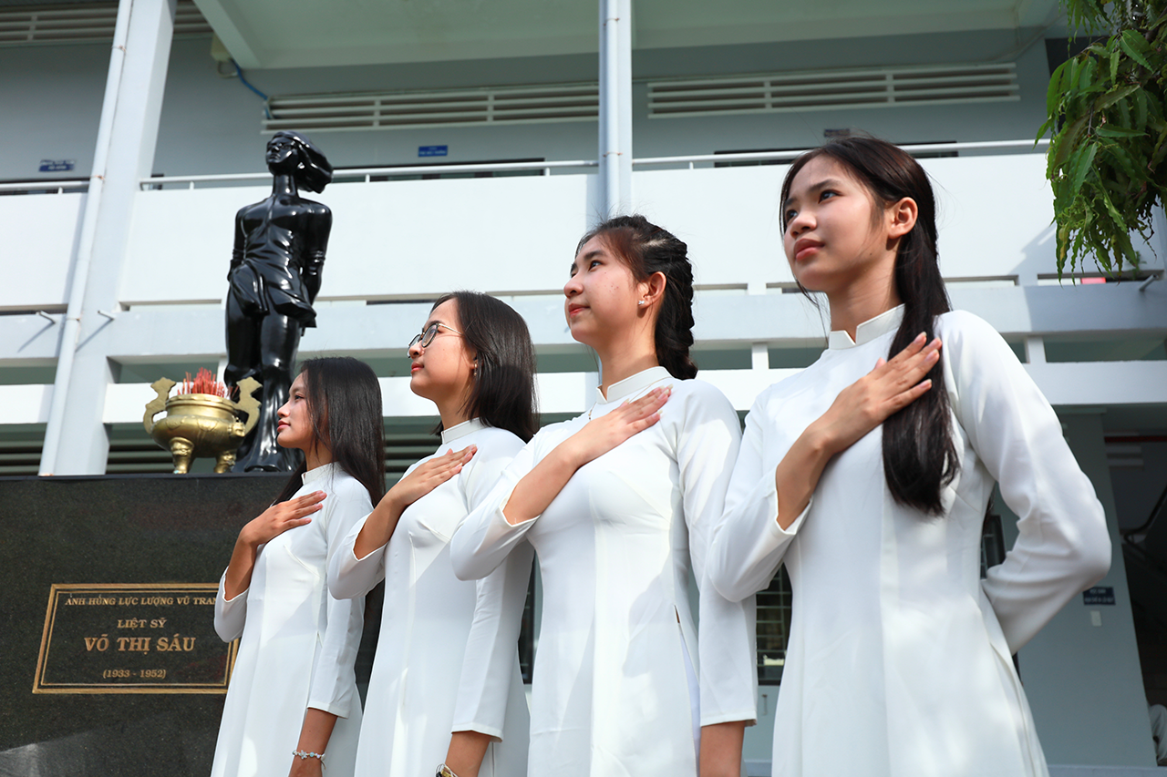'Việc lựa chọn áo dài trong chương trình lần này xuất phát từ mong muốn góp phần gìn giữ một biểu tượng văn hóa, đồng thời lan tỏa niềm tự hào dân tộc tới thế hệ trẻ, đặc biệt tại những địa phương giàu ý nghĩa lịch sử như Côn Đảo.”