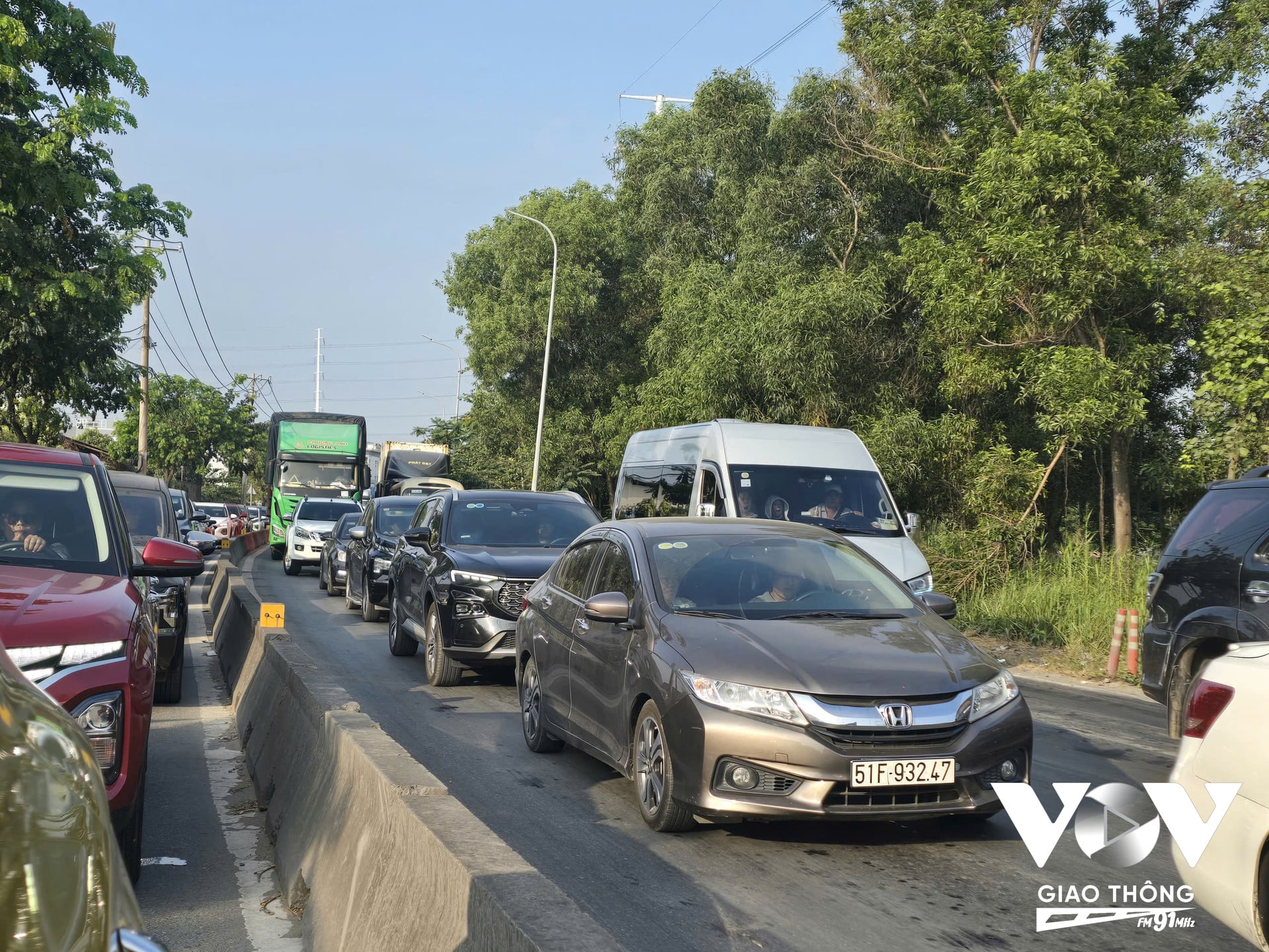 Các phương tiện xếp hàng dài nhiều giờ đồng hồ trên trục đường Võ Chí Công vào sáng ngày 30-4 vừa qua
