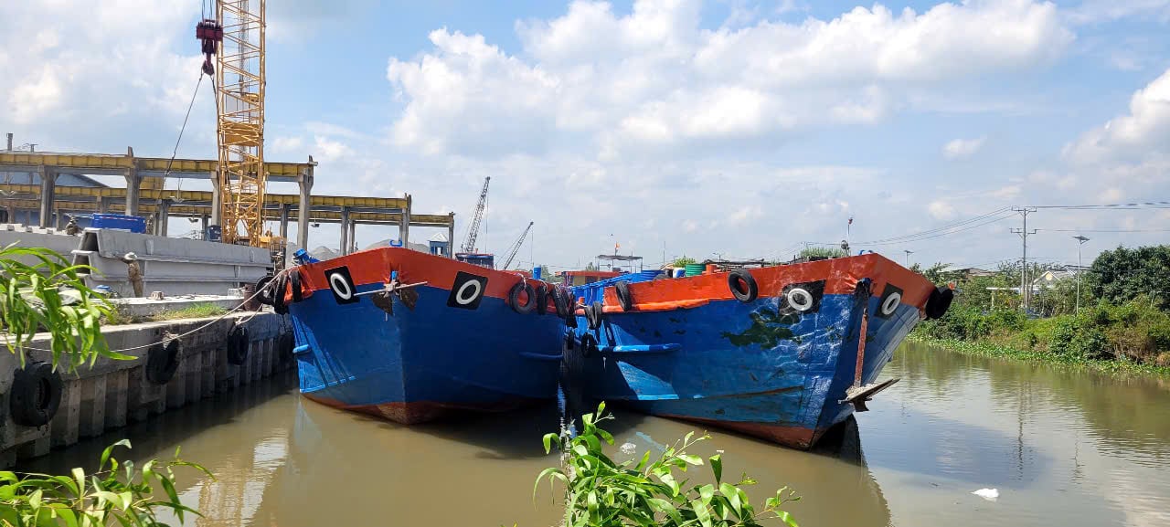 Các sà lan trọng tải lớn khi vận chuyển hàng hóa vào vùng Đồng Tháp Mười gặp nhiều khó khăn do bất cập cầu, đường