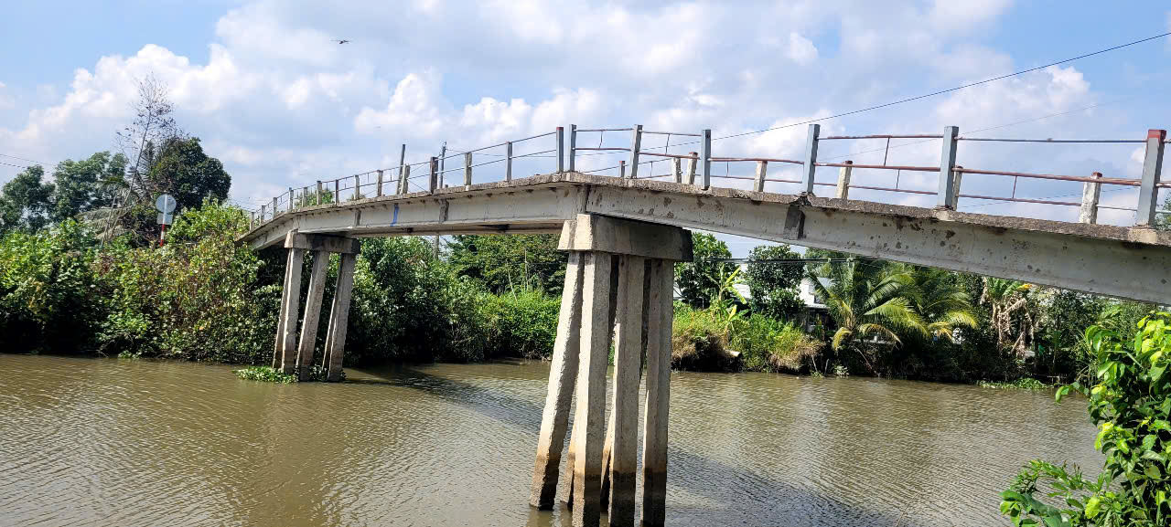 Cây cầu Văn Phòng Đội I tại ấp 1, xã Tân Phước 3 thuộc dạng 'siêu mỏng' chưa đáp ứng nhu cầu đi lại, vận chuyển hàng hóa của người dân
