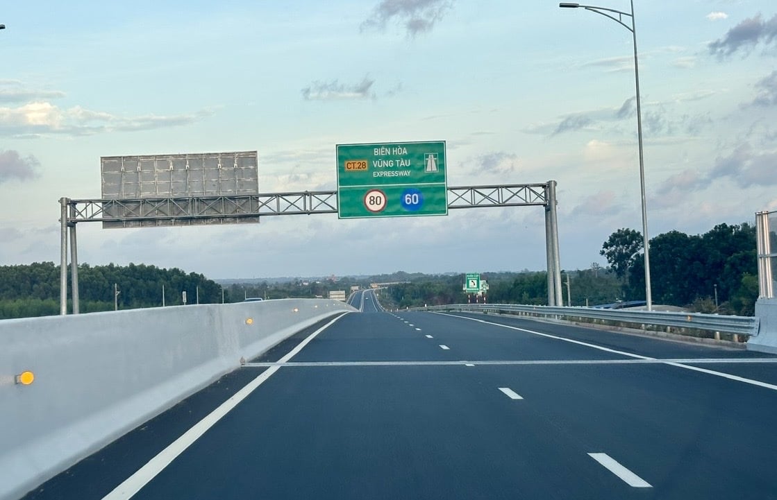 37 Km cao tốc đang được khai thác tạm có quy mô từ 4 đến 6 làn xe