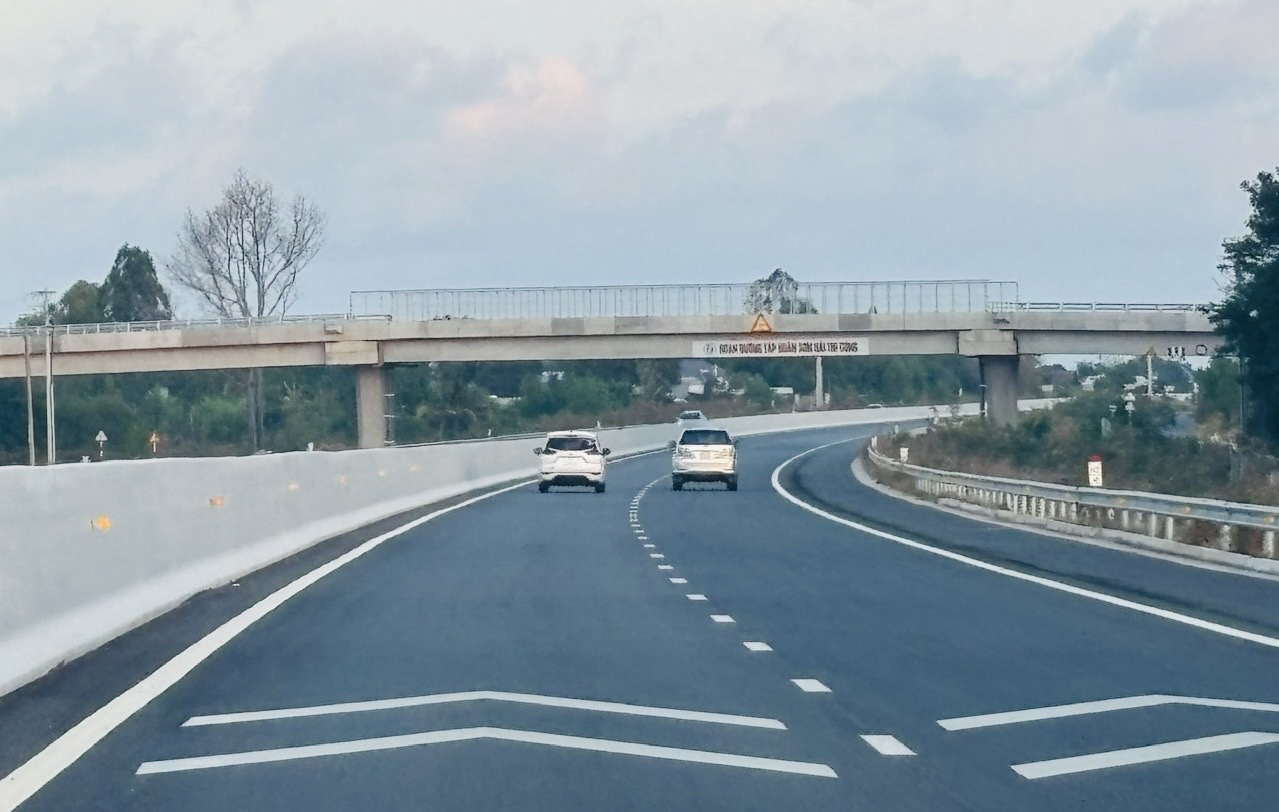 Một số cầu vượt đã hoàn thành, các phương tiện lưu thông thuận tiện