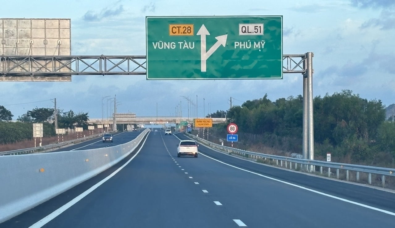 Đường dẫn vào quốc lộ 51 đoạn qua phường Phú Mỹ (Bà Rịa - Vũng Tàu cũ) cũng được đấu nối
