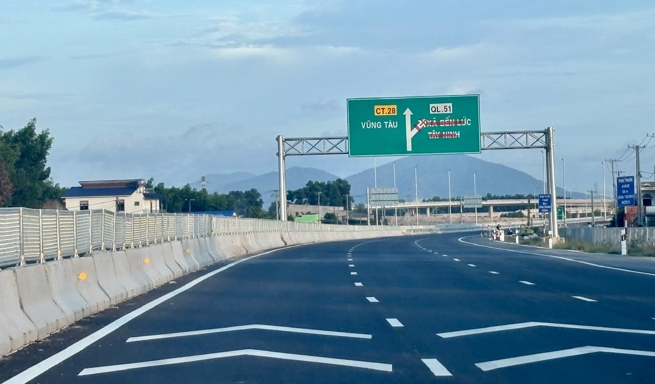 Tuy nhiên, một số lối ra chưa được đấu nối (đường dẫn đến xã Bến Lức, tỉnh Tây Ninh)